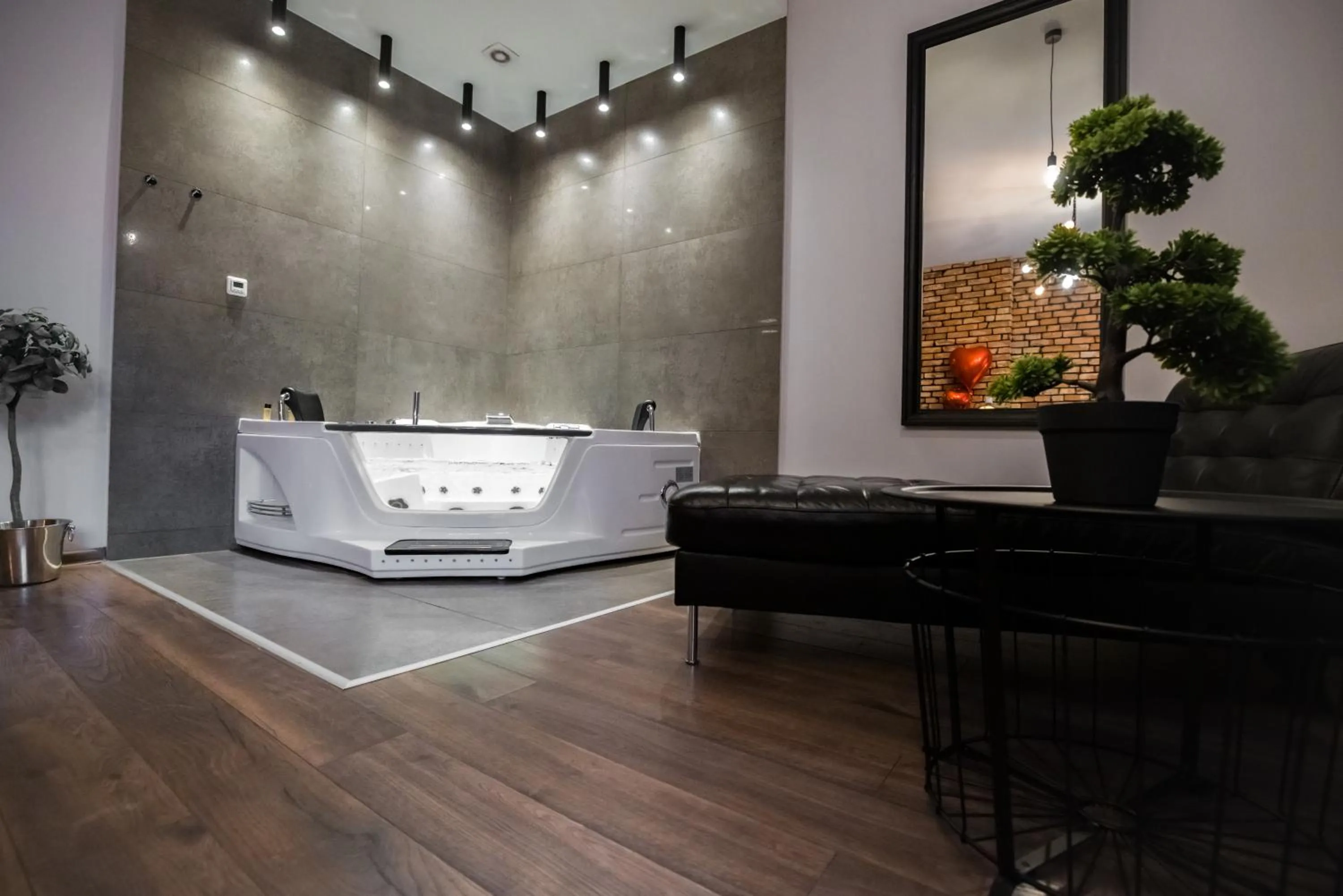 Hot Tub in Leo Apartments Old Town