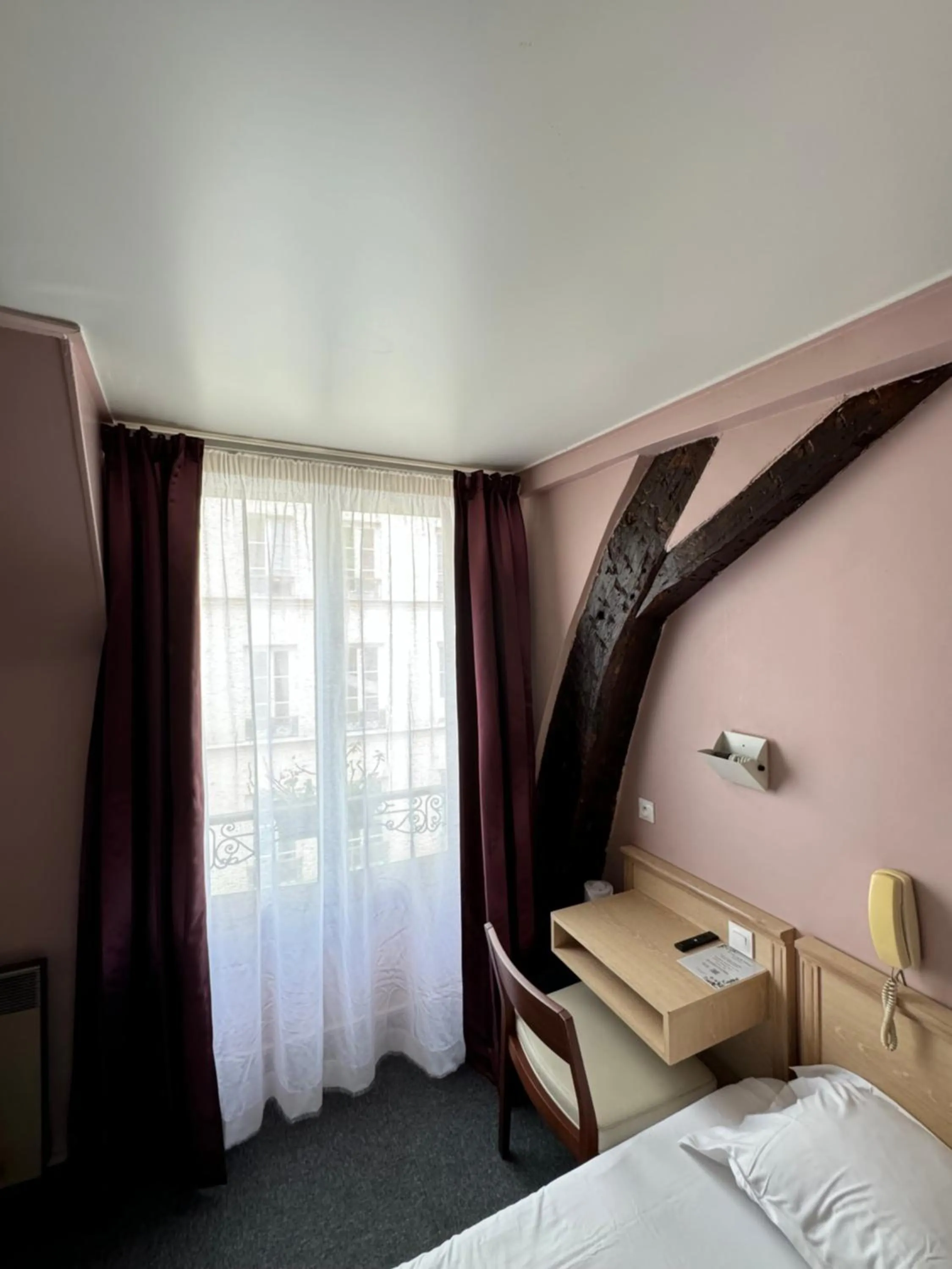 Bed in Hôtel Flor Rivoli