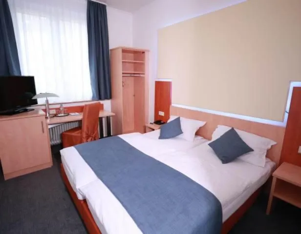 Shower, Bed in Hotel Savoy Bonn