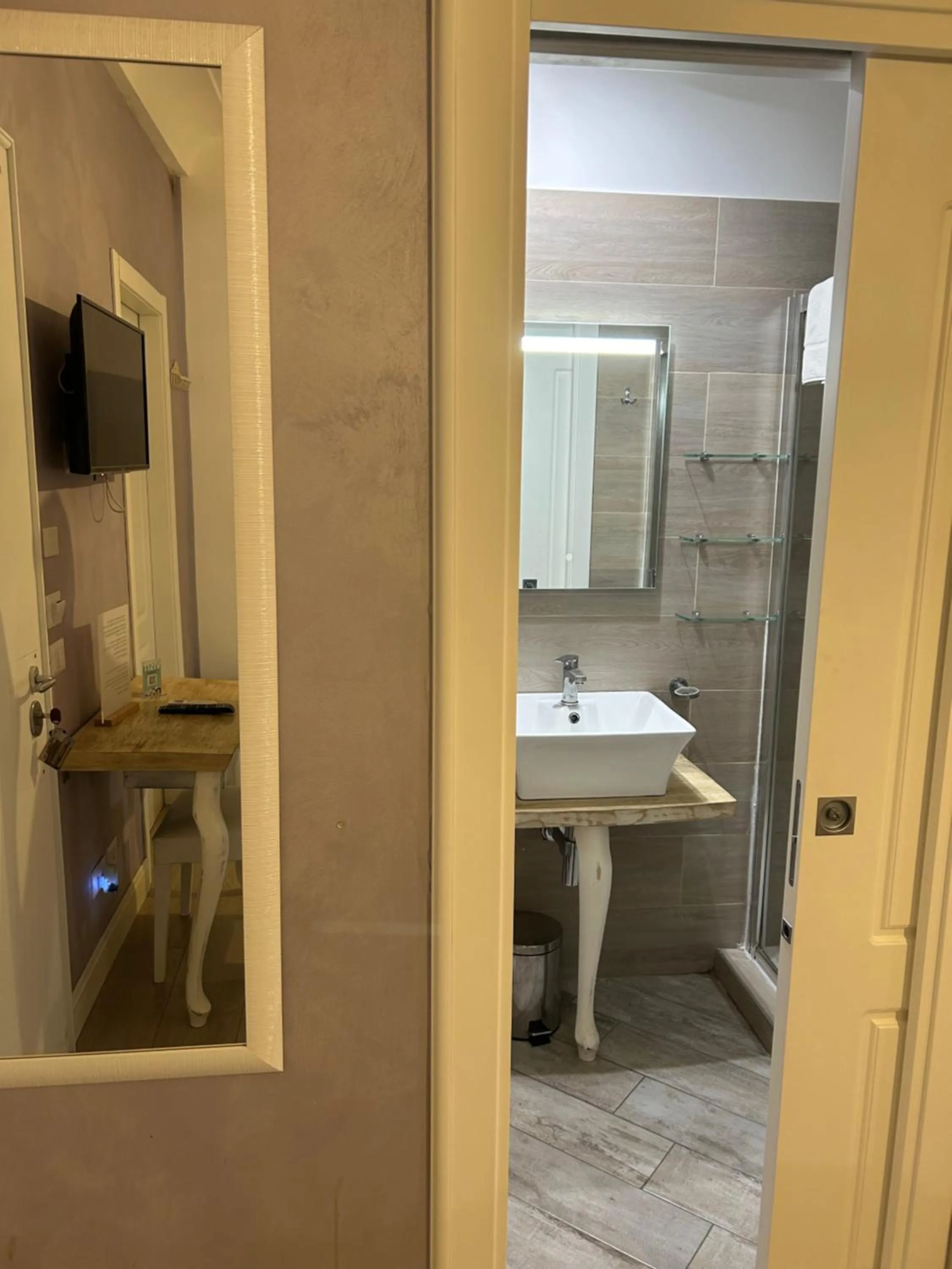 Shower in Chiaia Roof