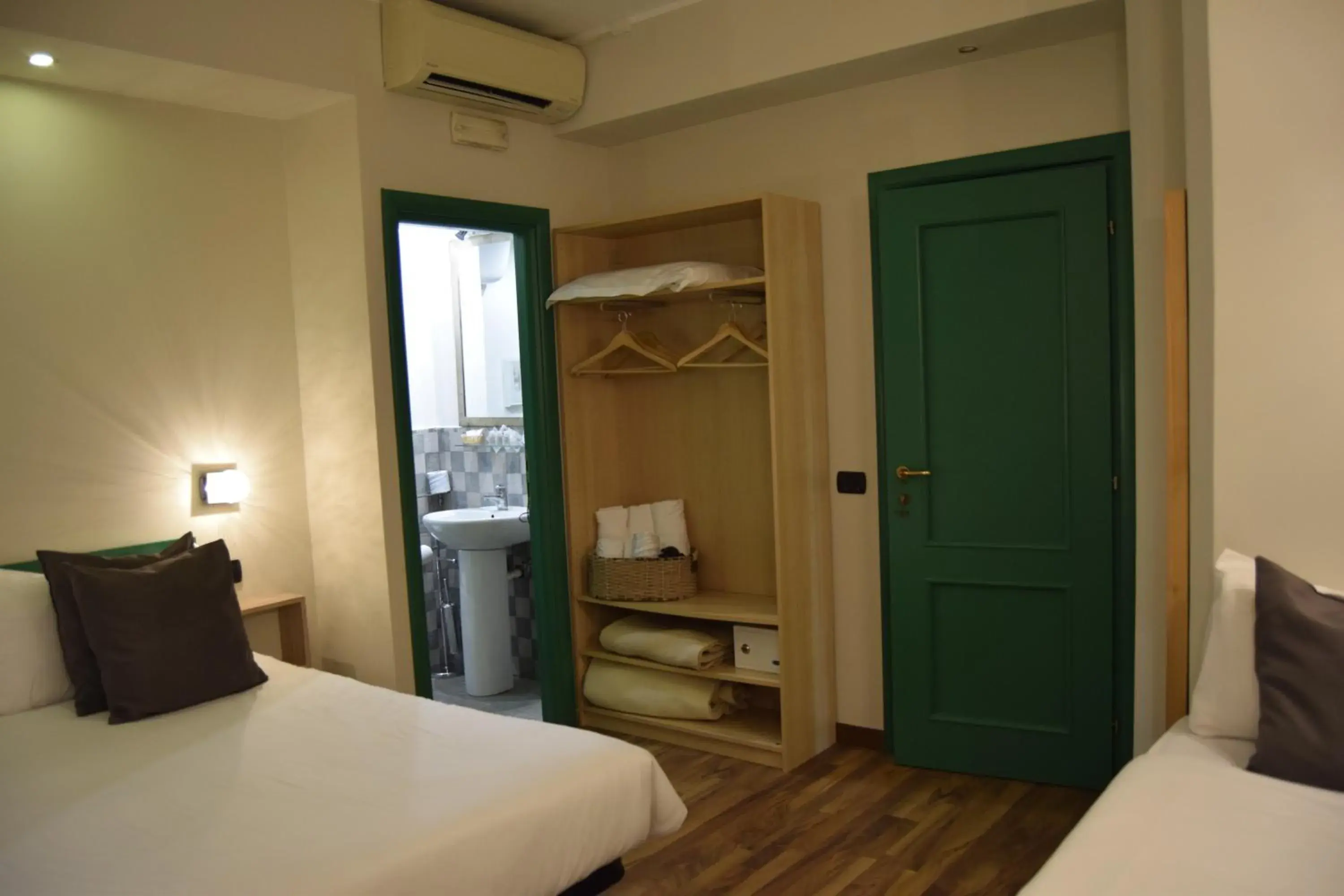 Economy Triple Room in Holiday a San Pietro Economy Triple Room in Holiday a San Pietro