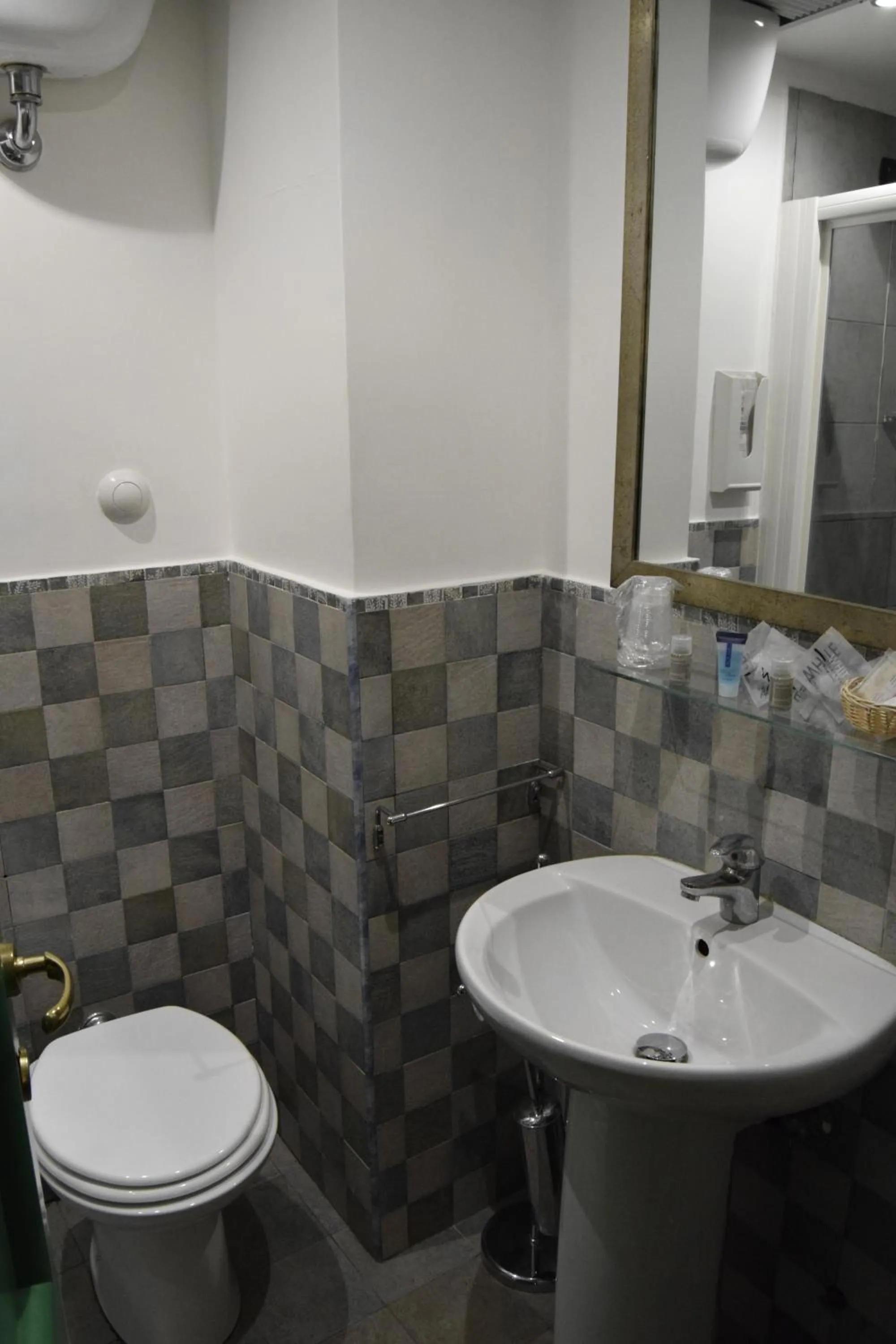 Toilet in Holiday a San Pietro