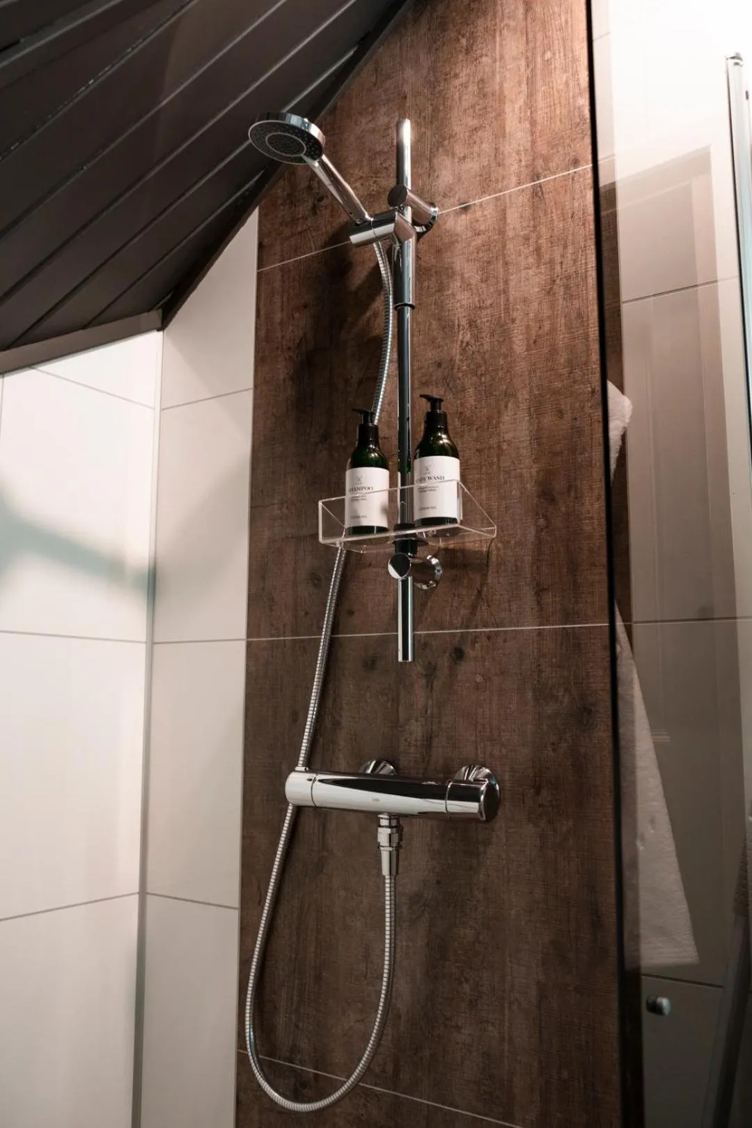 Shower in Reindeer Manor Levi