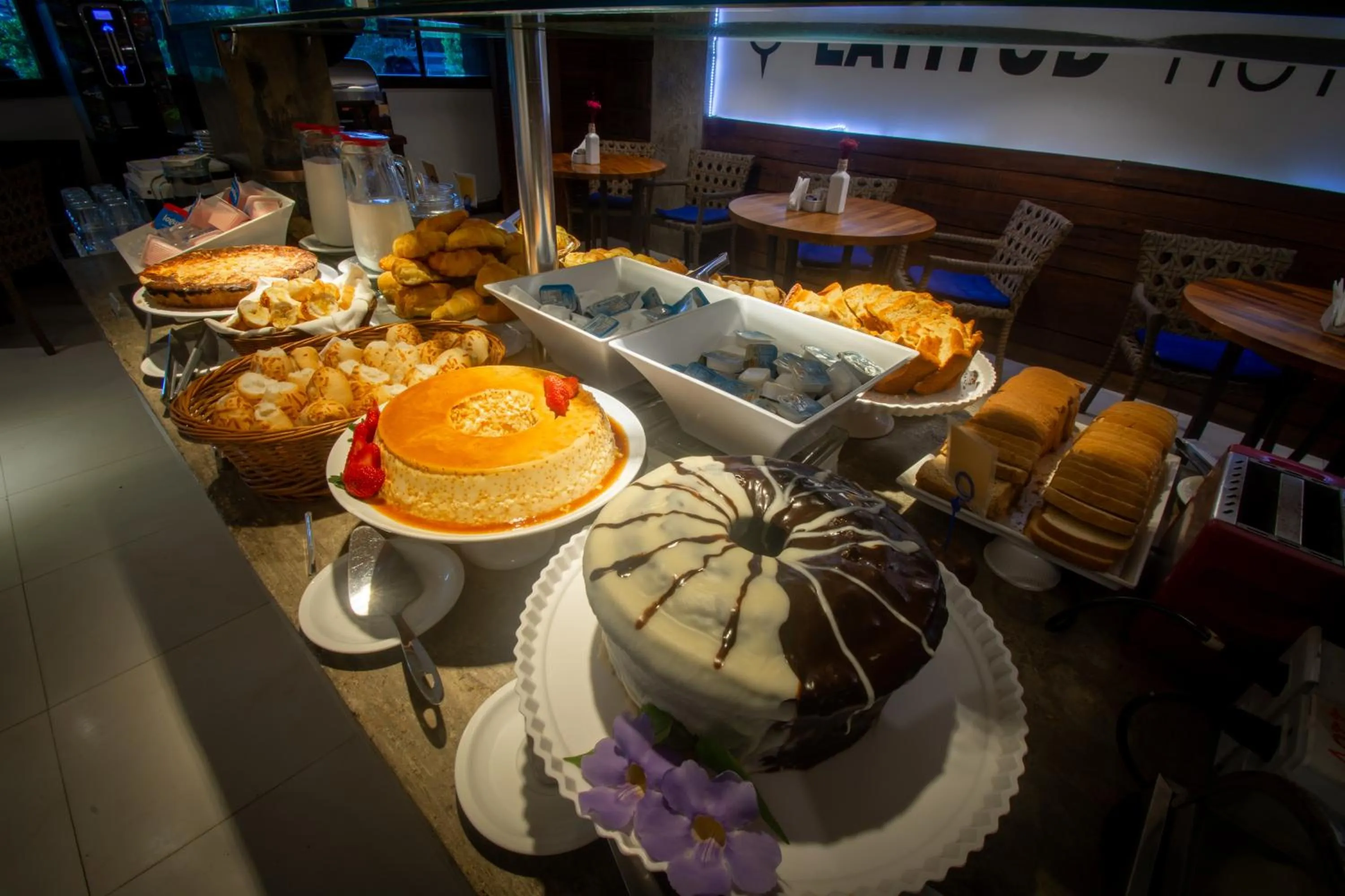 Buffet breakfast in Hotel Barra da Lagoa by Latitud Hoteles
