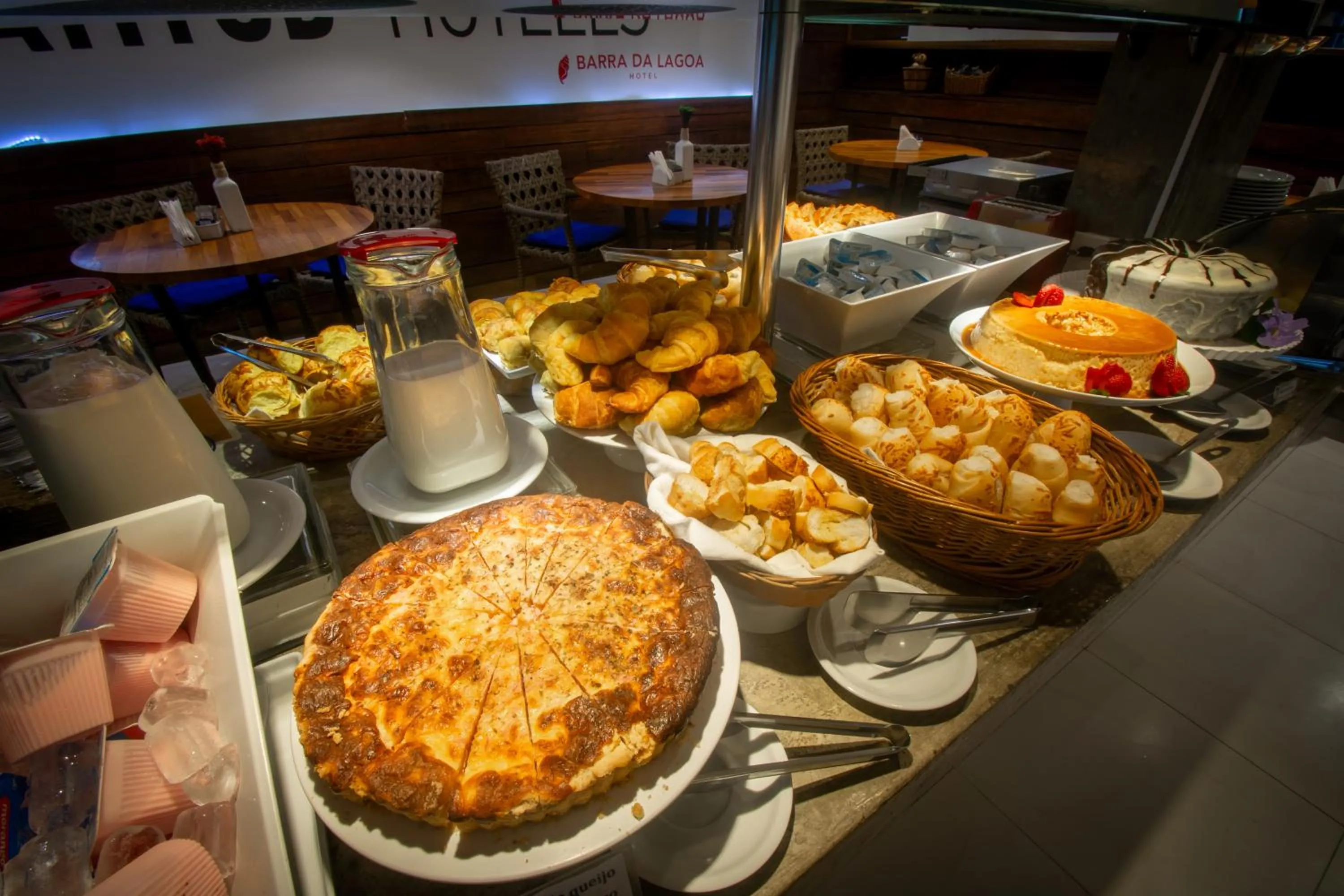 Buffet breakfast in Hotel Barra da Lagoa by Latitud Hoteles