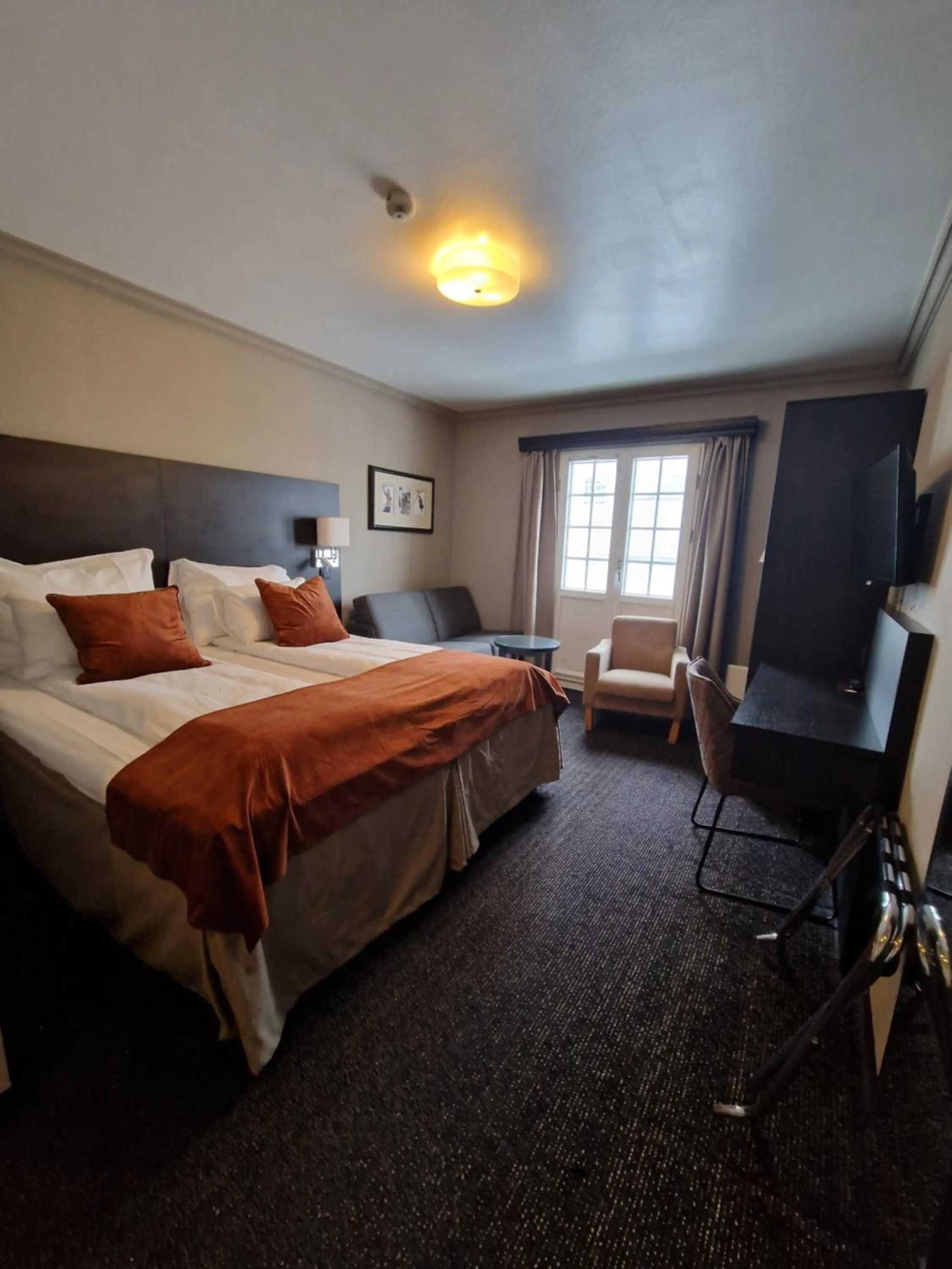 Bed in Dr. Holms Hotel