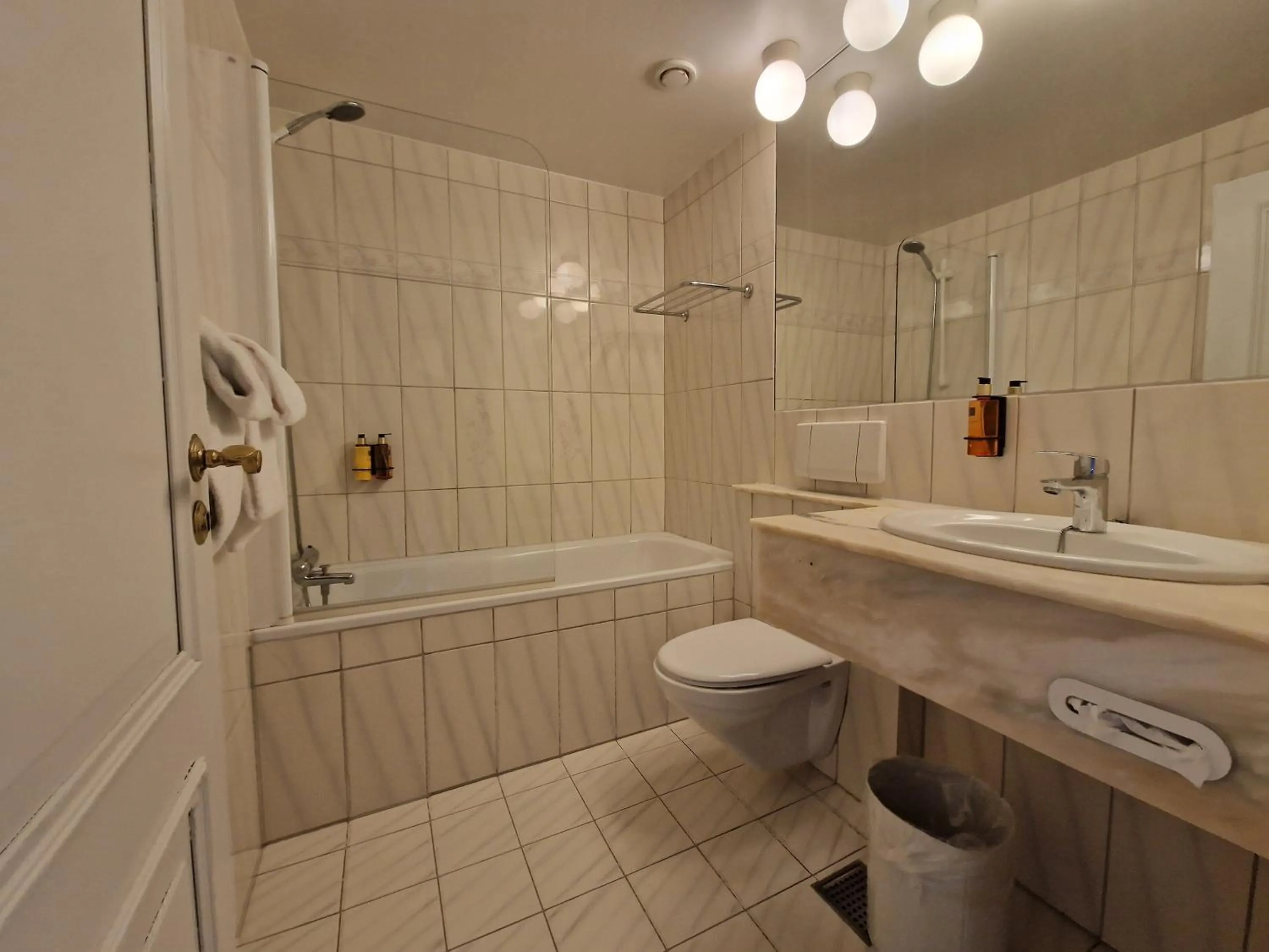 Shower in Dr. Holms Hotel