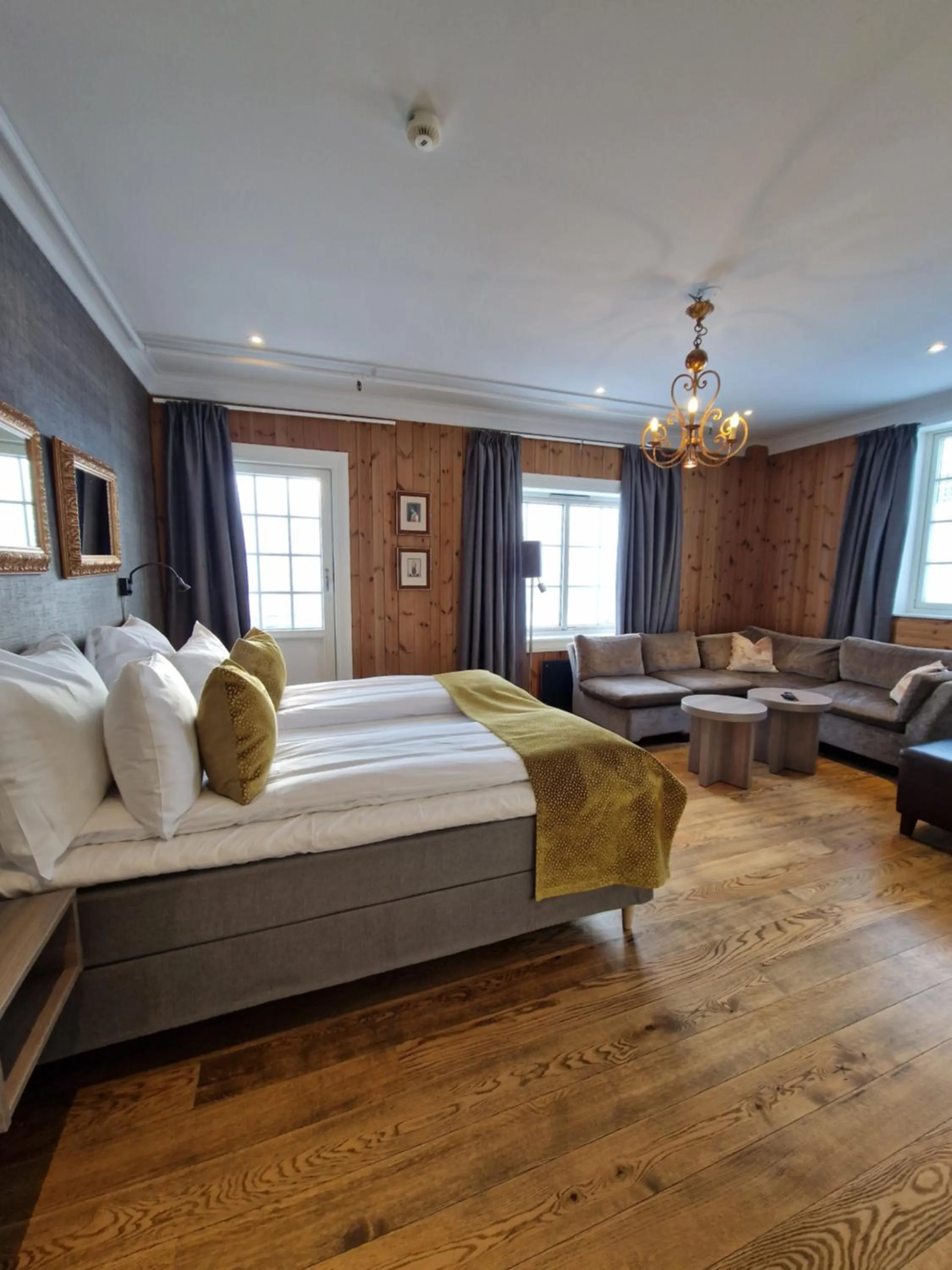 Bed in Dr. Holms Hotel