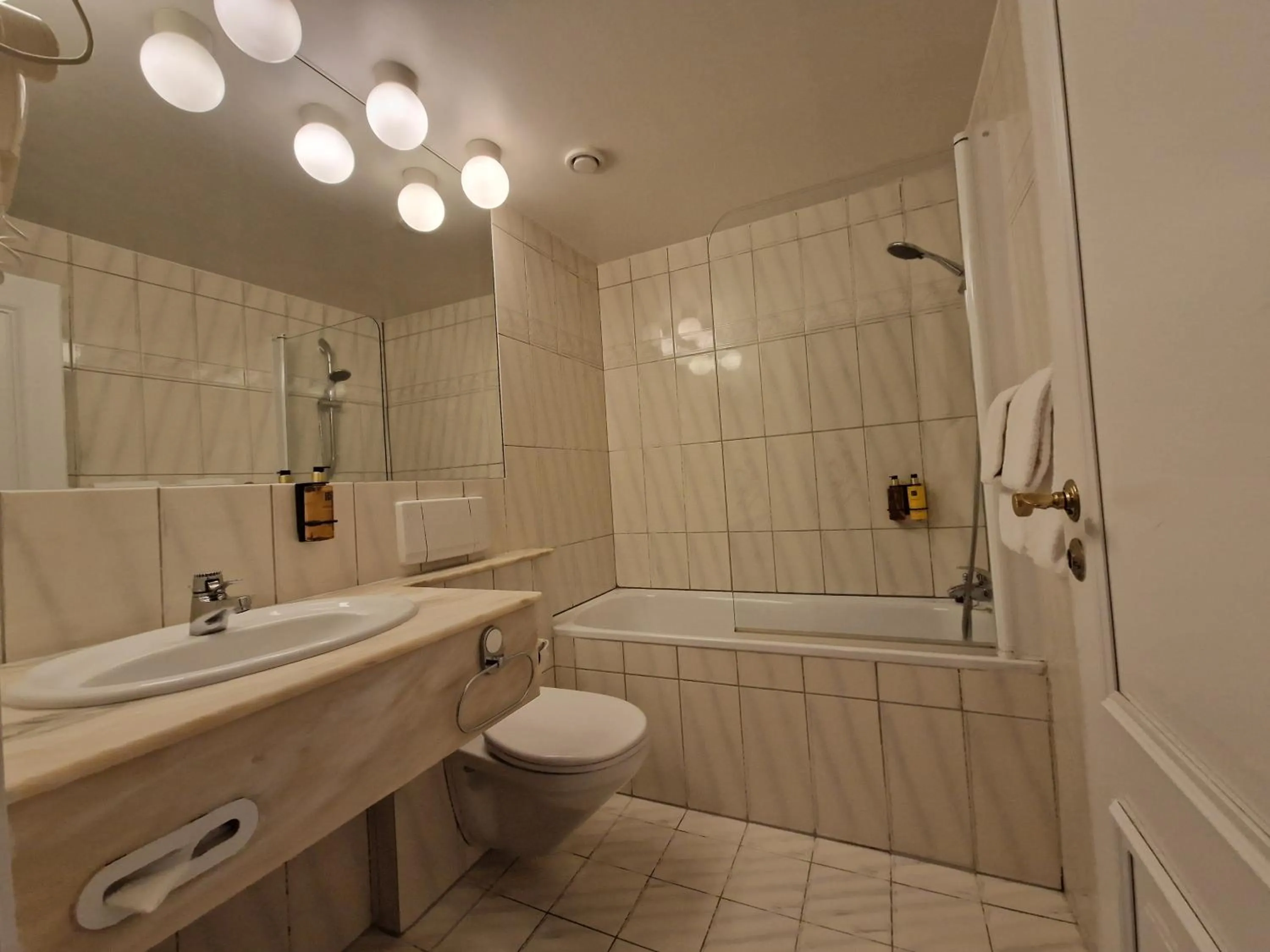 Shower in Dr. Holms Hotel