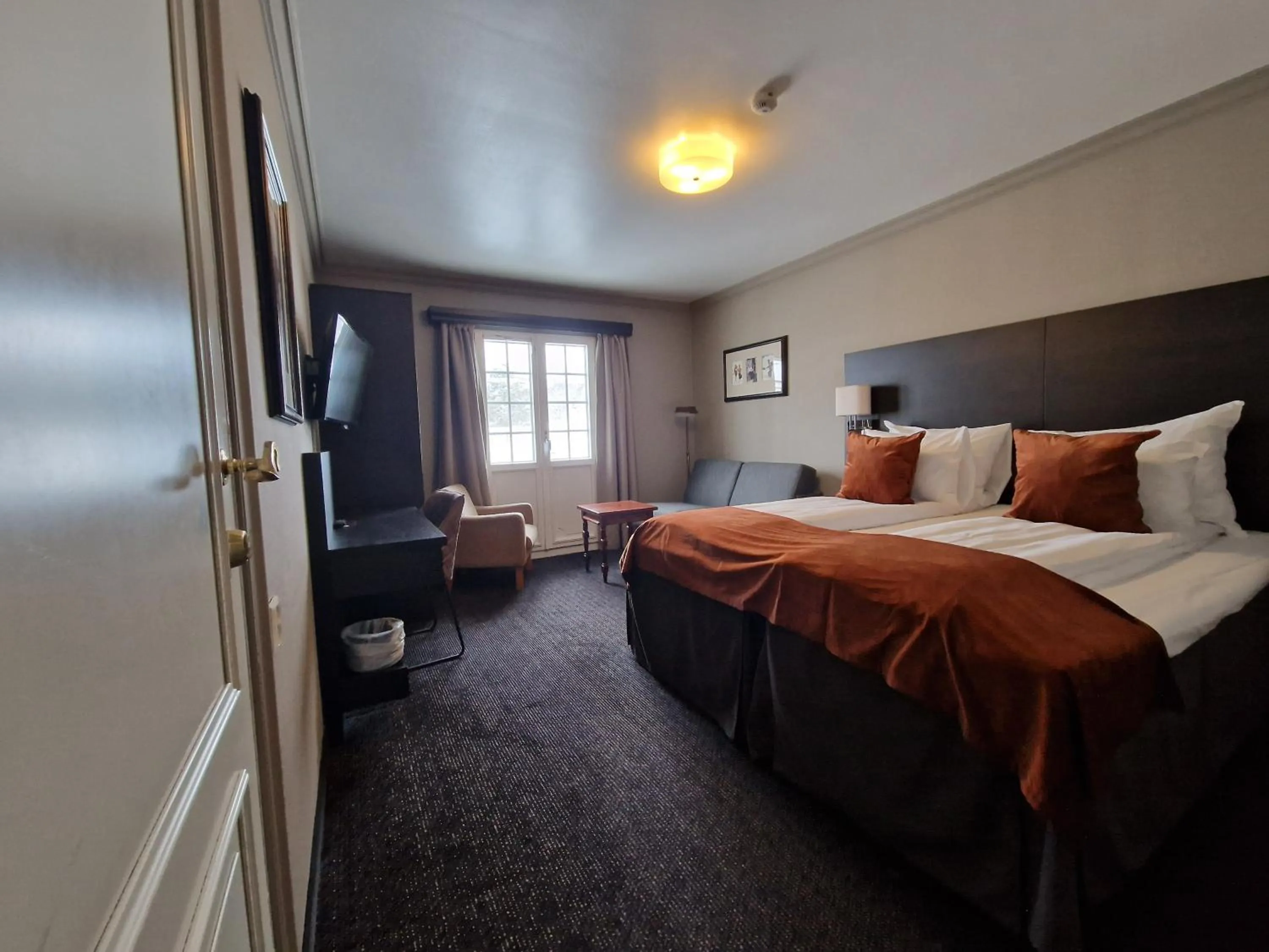 Bed in Dr. Holms Hotel