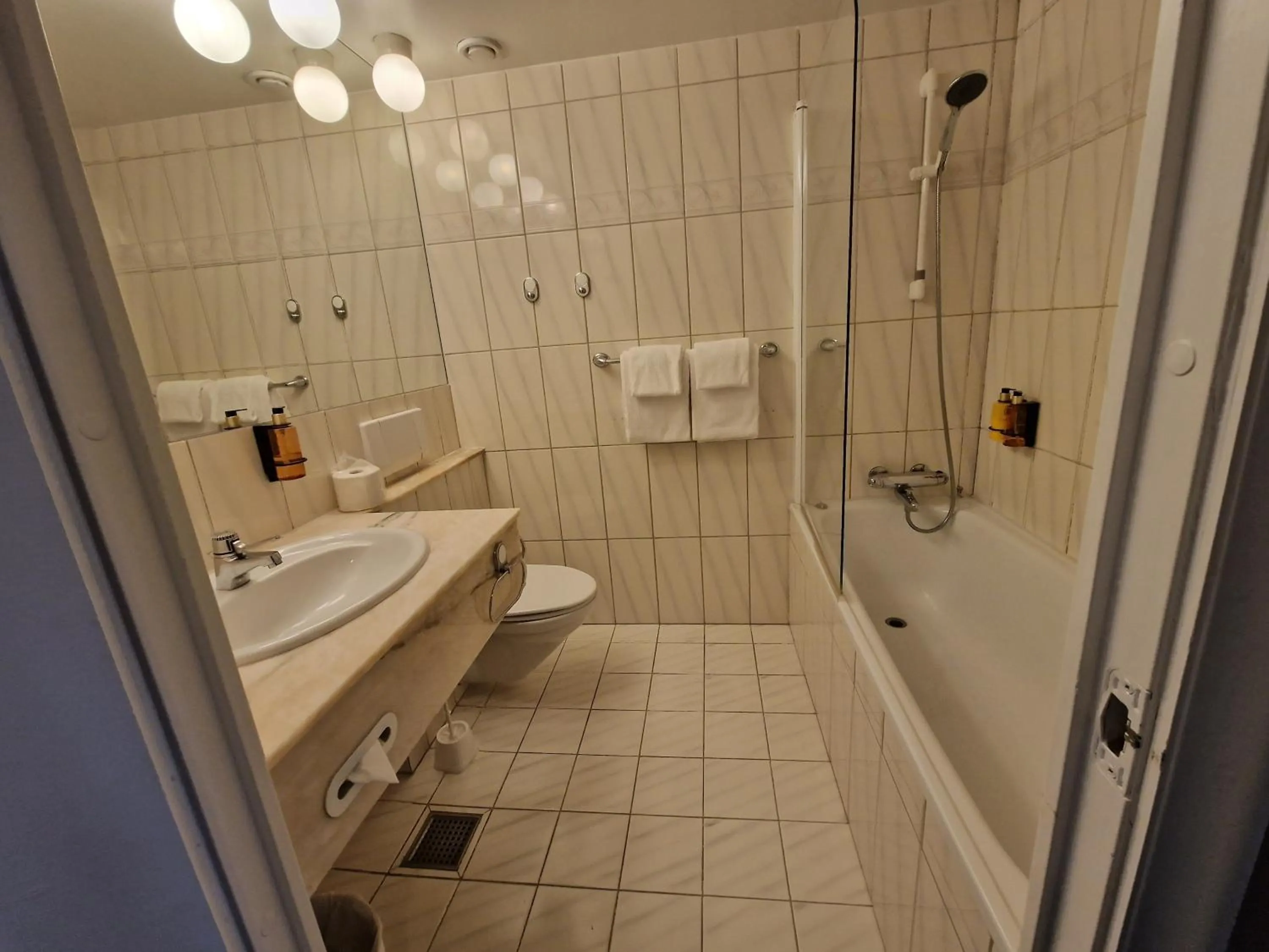 Shower in Dr. Holms Hotel