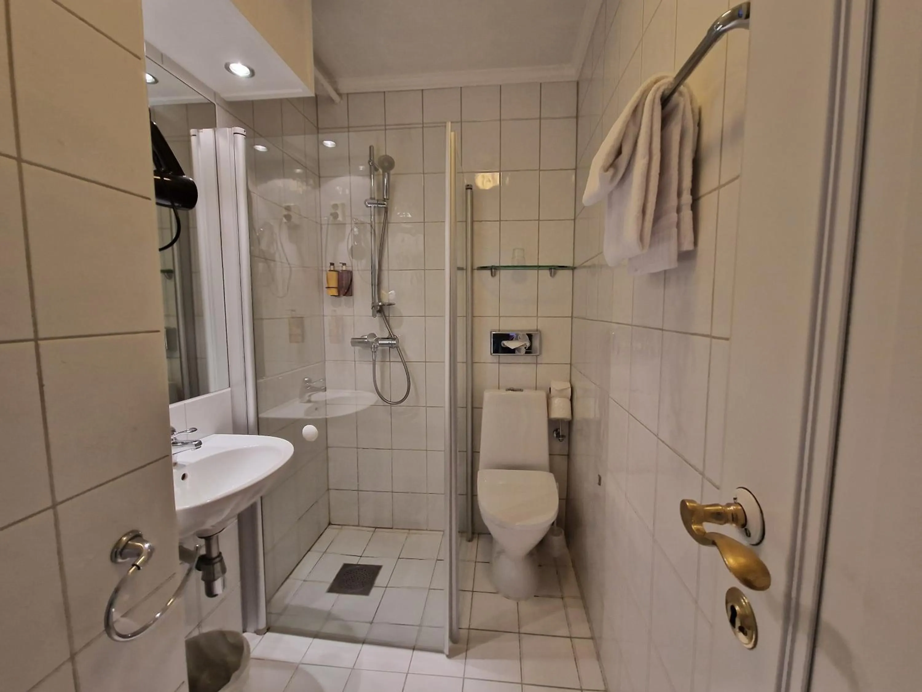 Shower in Dr. Holms Hotel