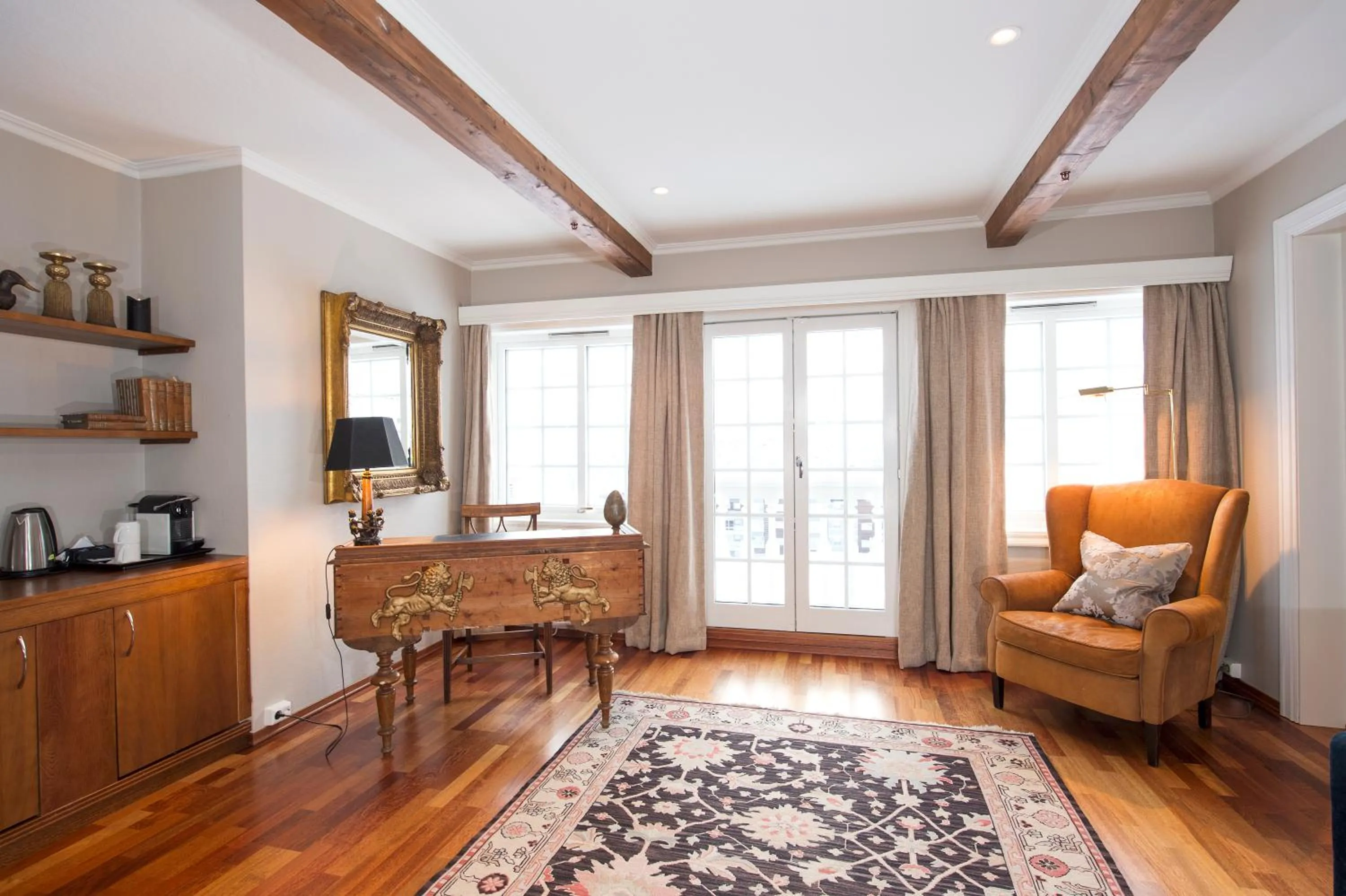 Living room in Dr. Holms Hotel