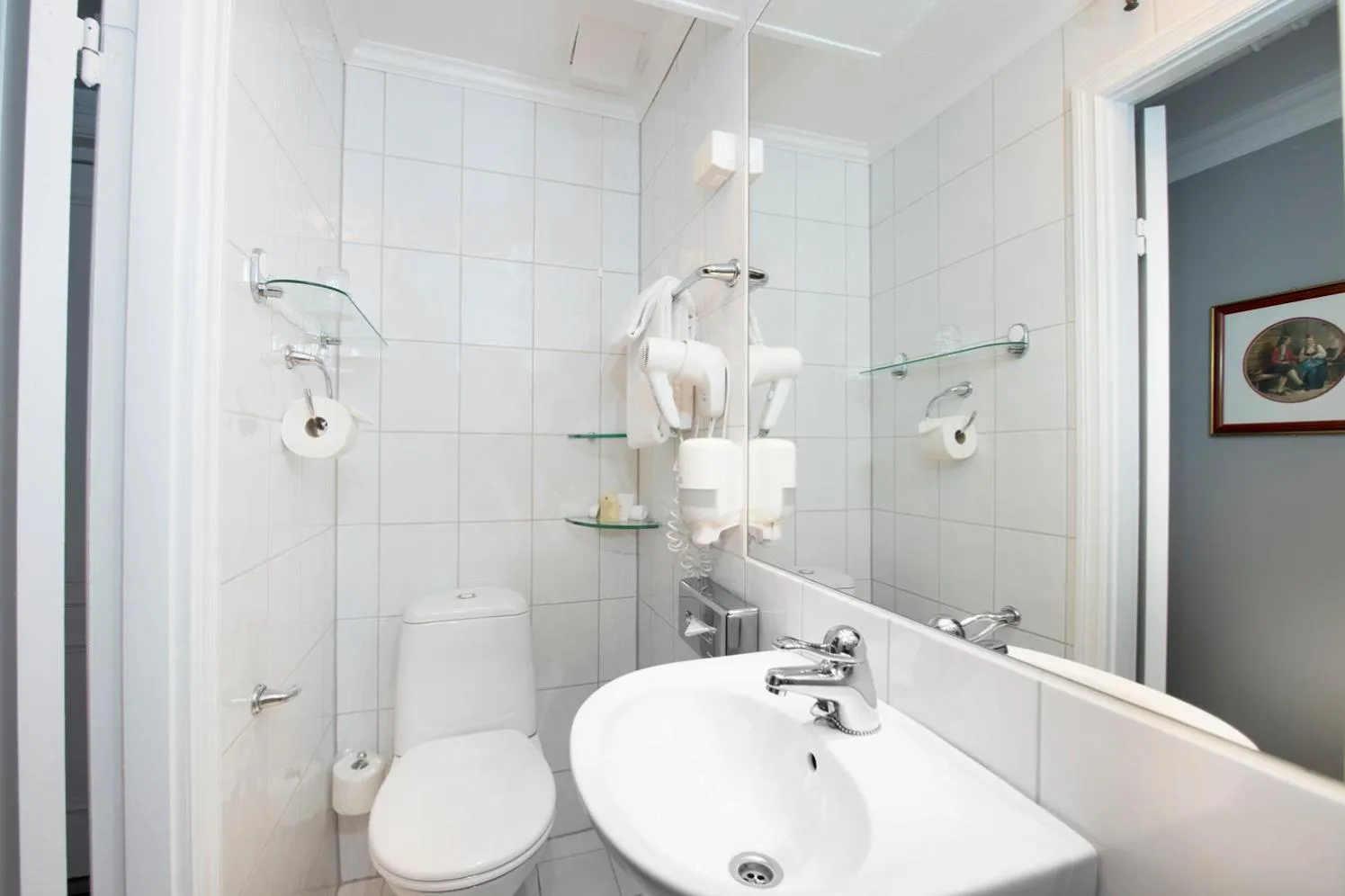 Shower in Dr. Holms Hotel