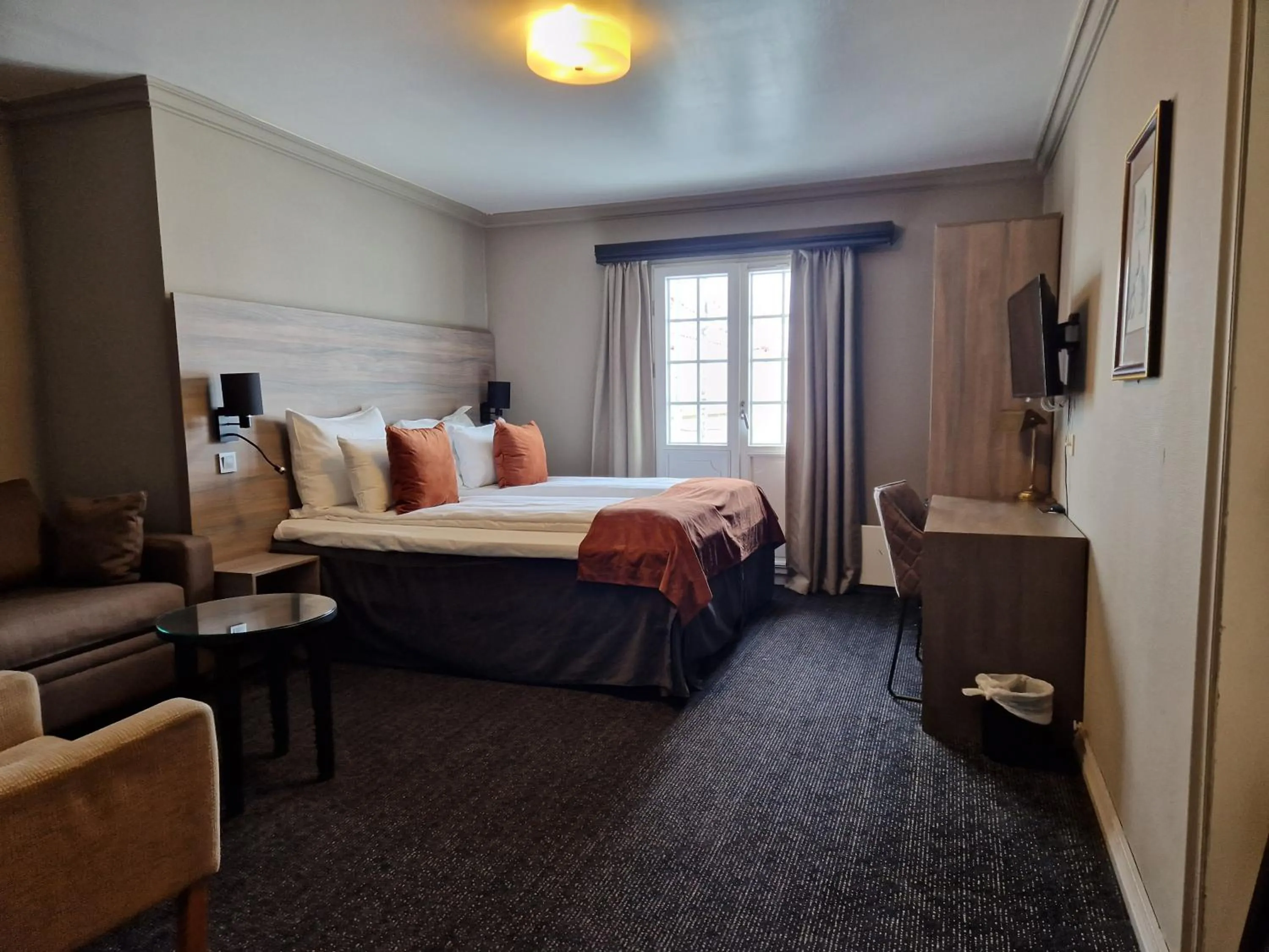 Bed in Dr. Holms Hotel