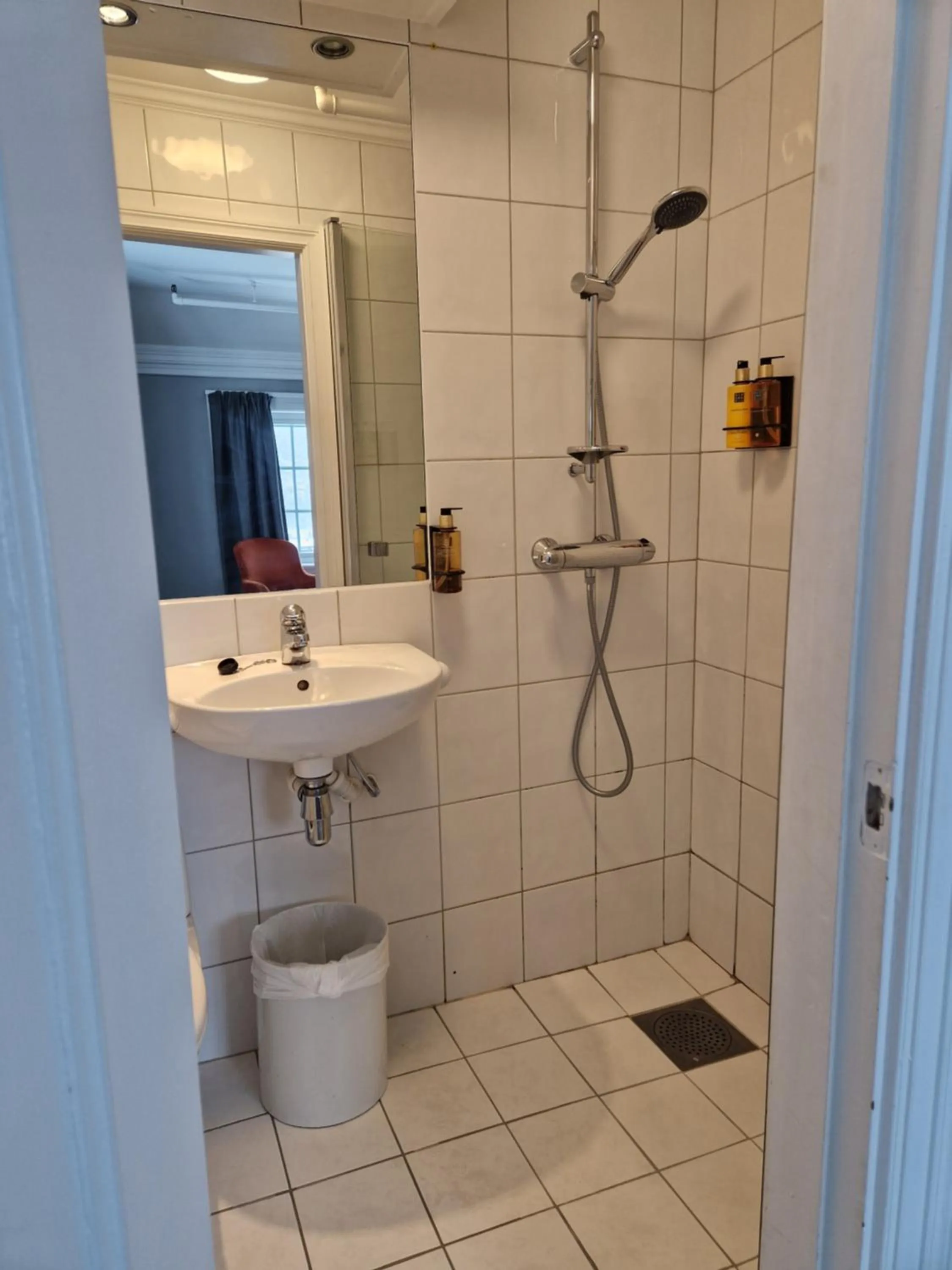 Shower in Dr. Holms Hotel