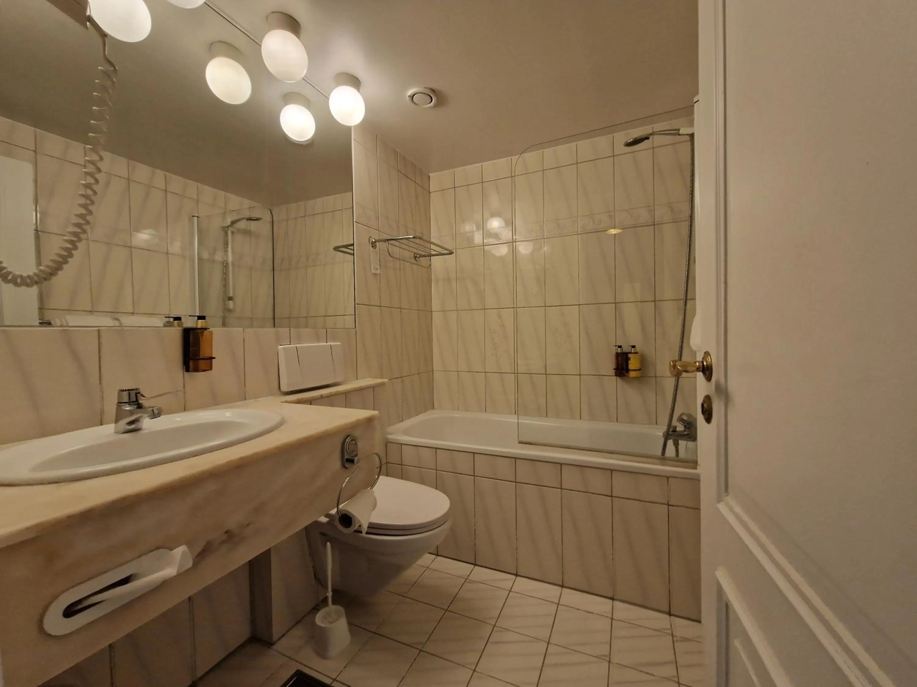 Shower in Dr. Holms Hotel