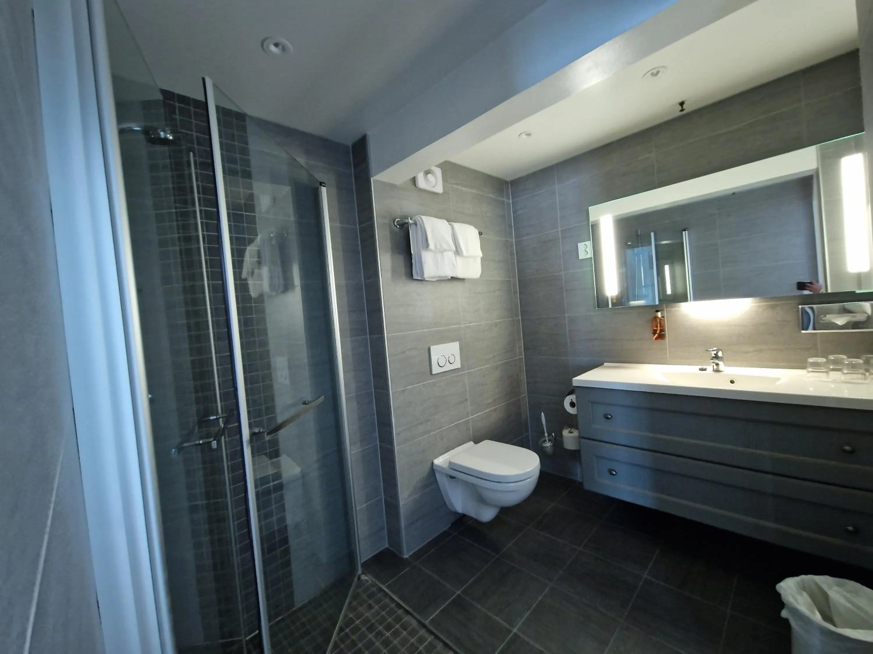 Shower in Dr. Holms Hotel