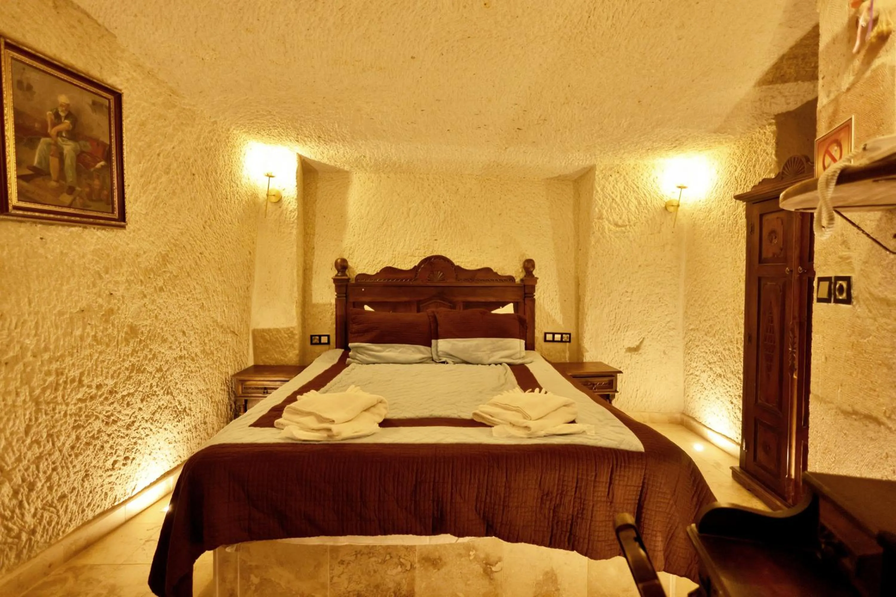 Bed in Travel Inn Cave Hotel