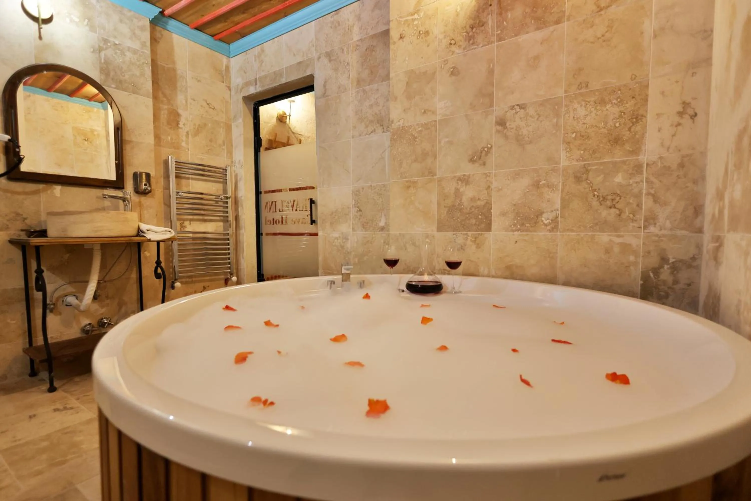 Shower in Travel Inn Cave Hotel