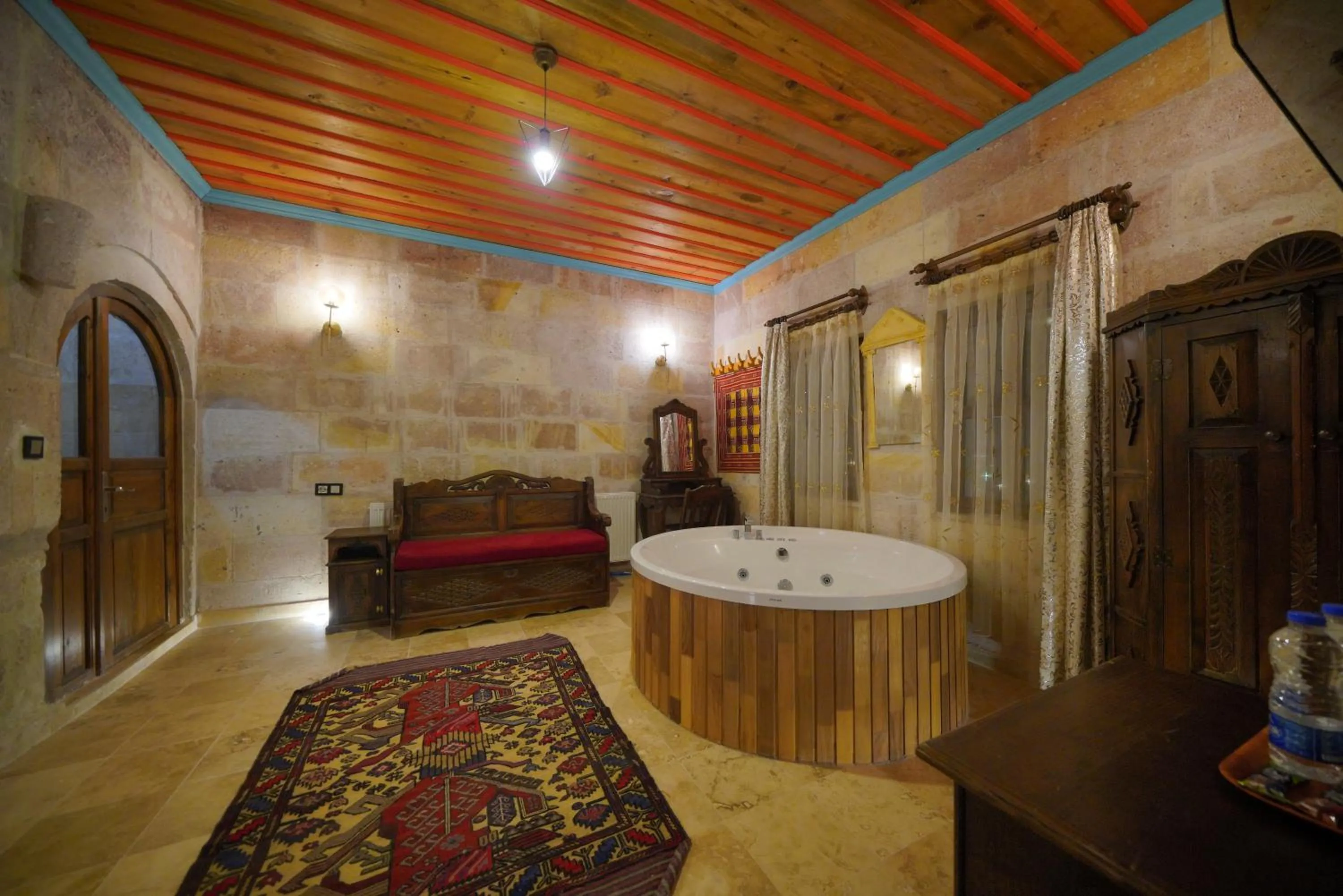 Hot Tub in Travel Inn Cave Hotel