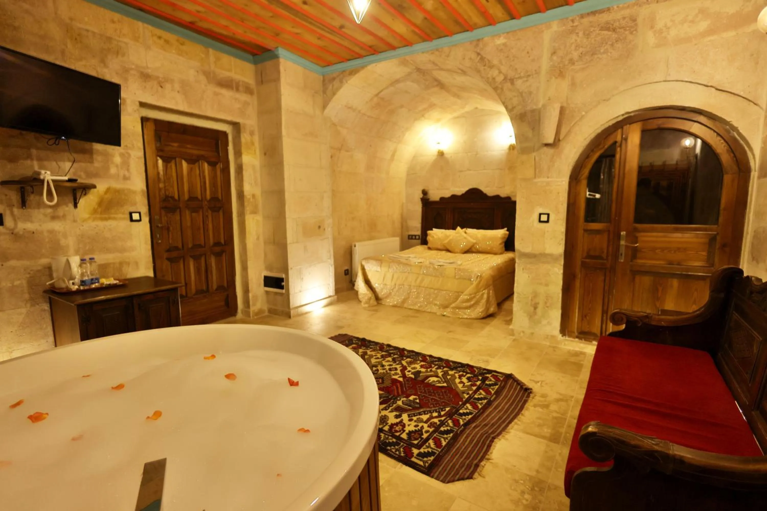 Bathroom, Bed in Travel Inn Cave Hotel