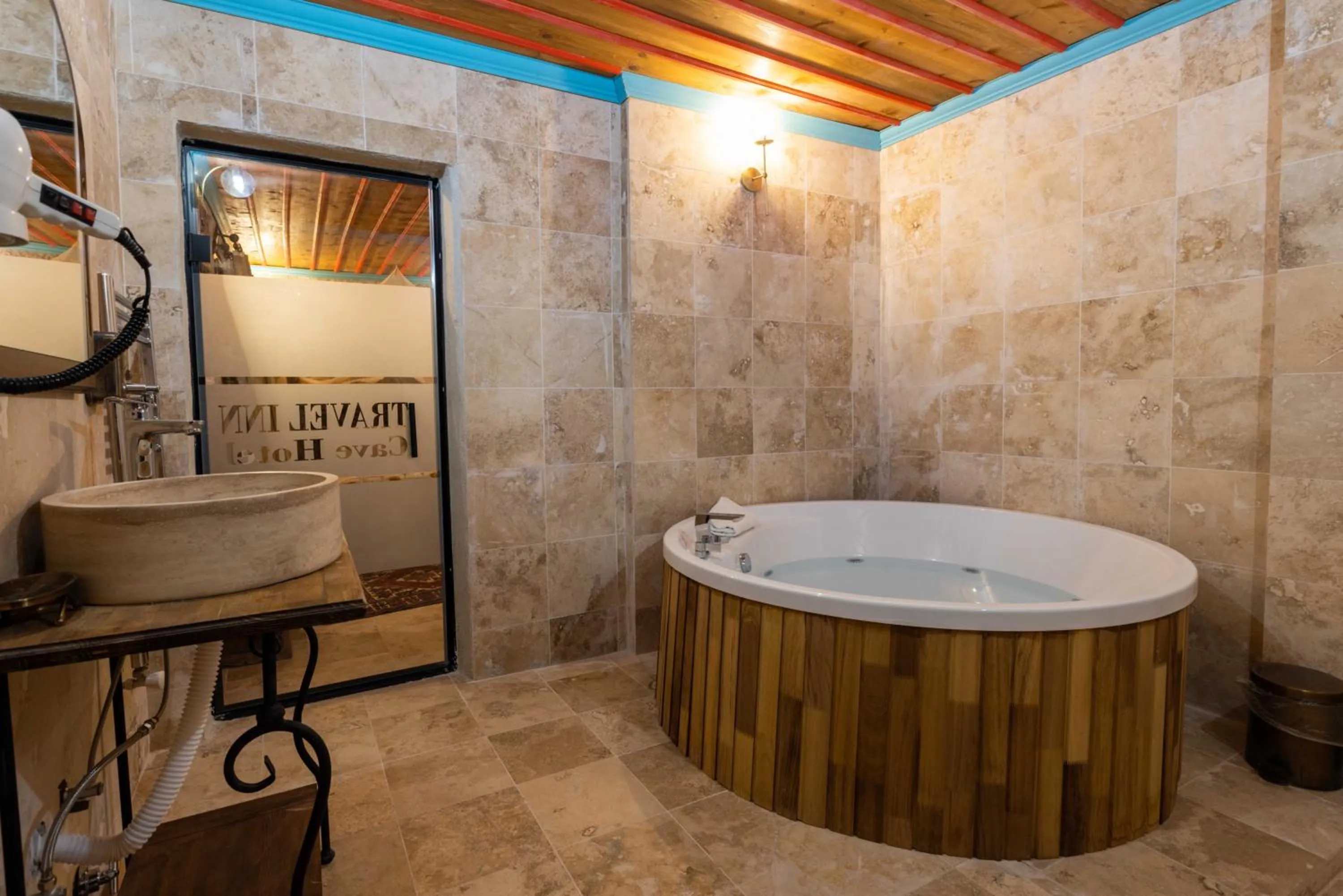 Hot Tub in Travel Inn Cave Hotel