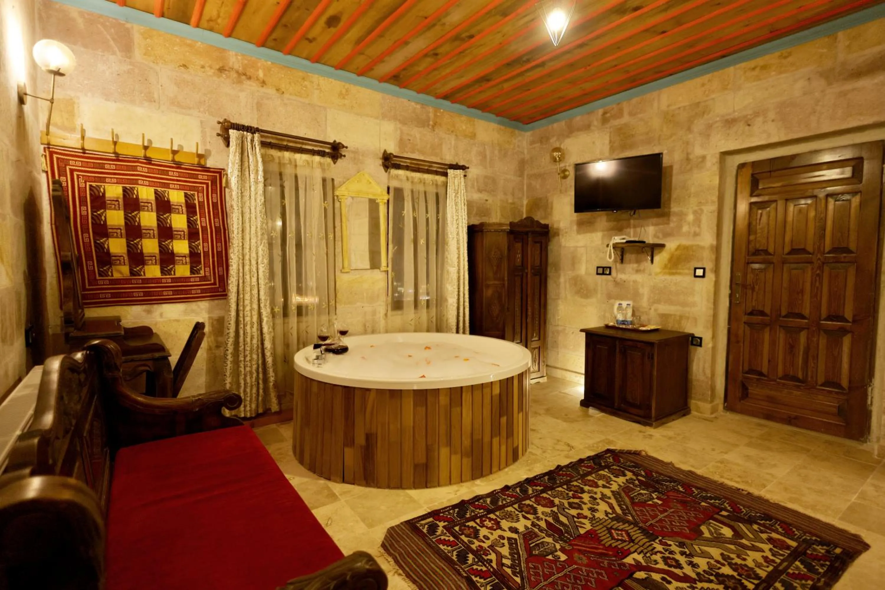 Hot Tub in Travel Inn Cave Hotel