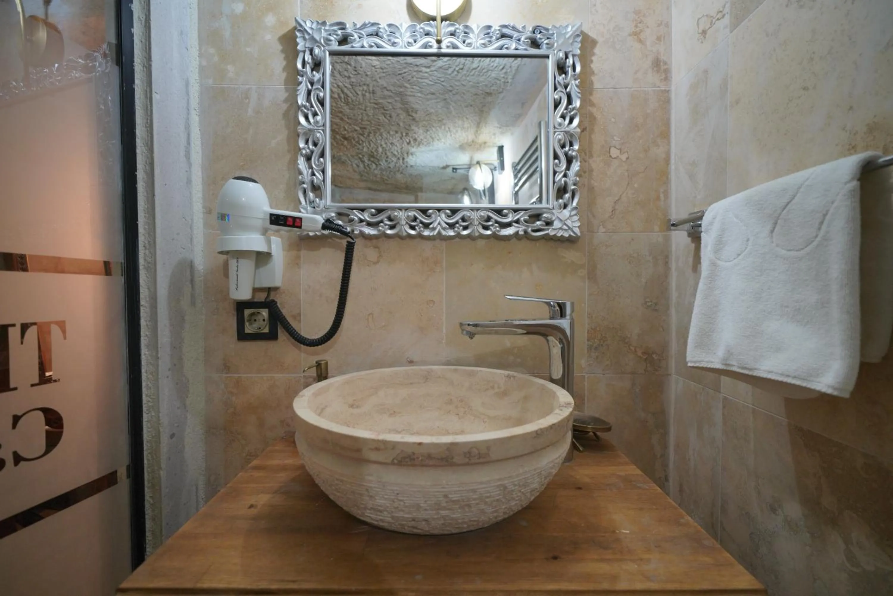 Shower in Travel Inn Cave Hotel