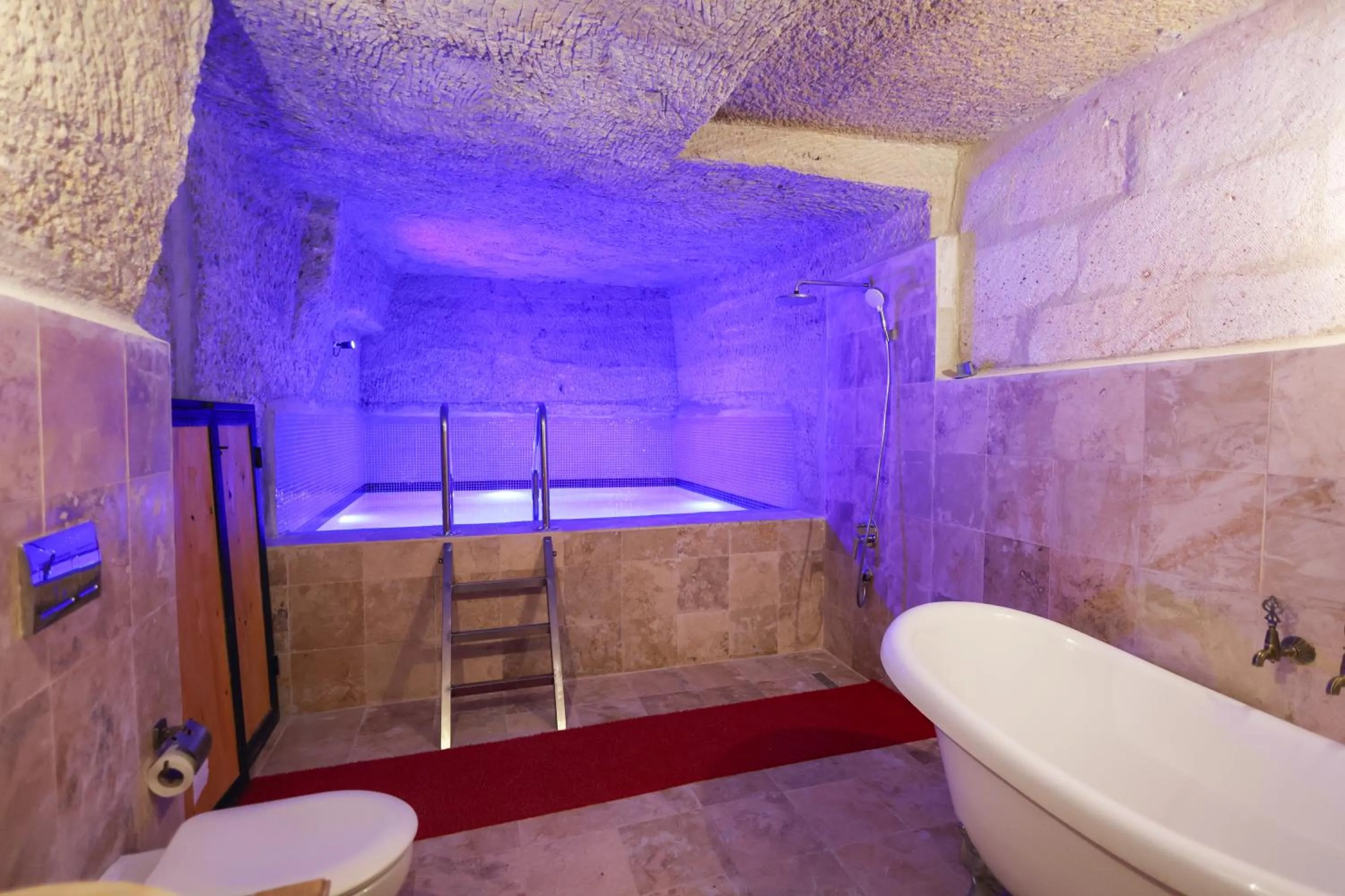 Shower in Travel Inn Cave Hotel