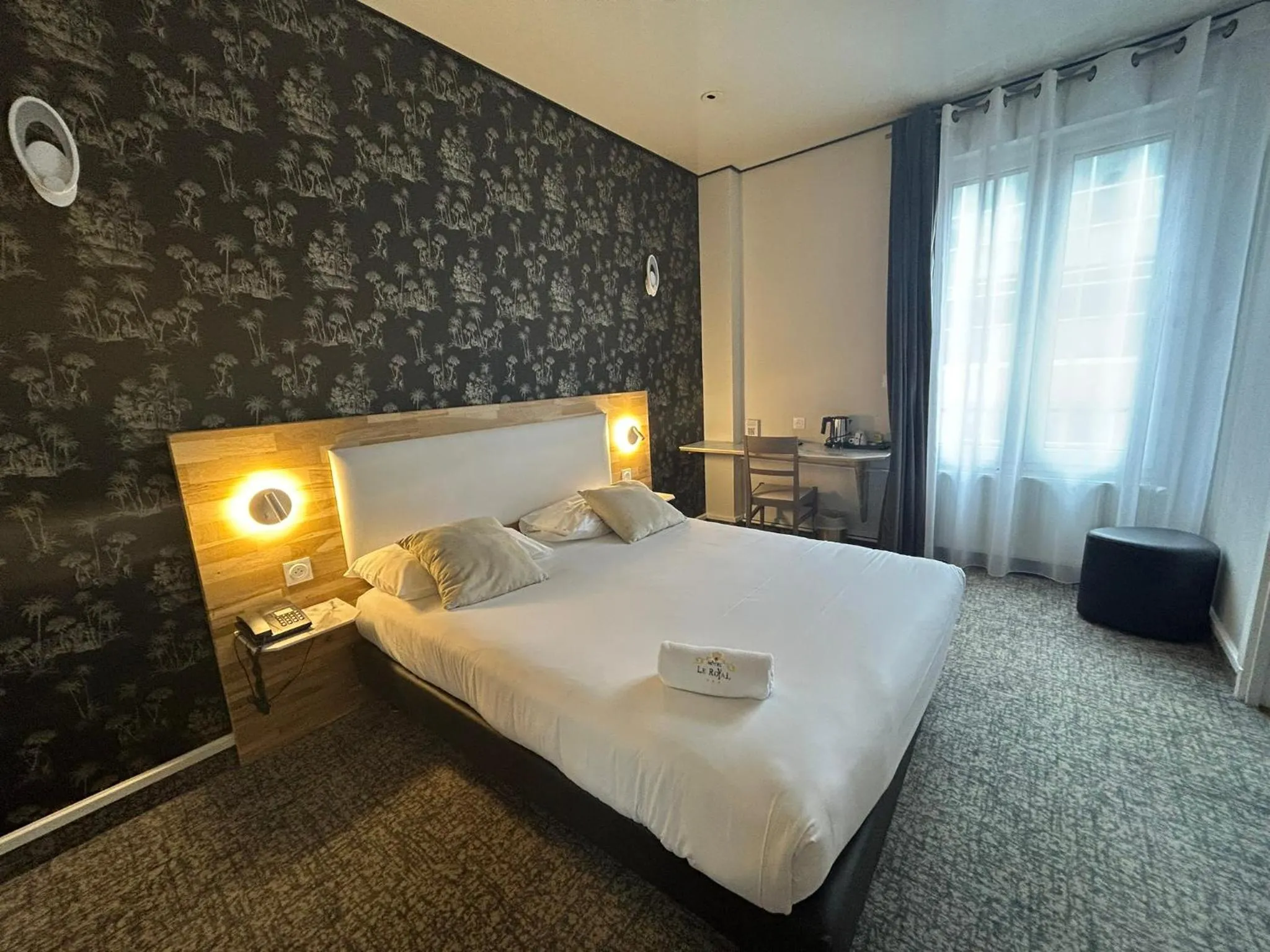 Bed in Brit Hotel Privilège Le Royal - Centre Gare