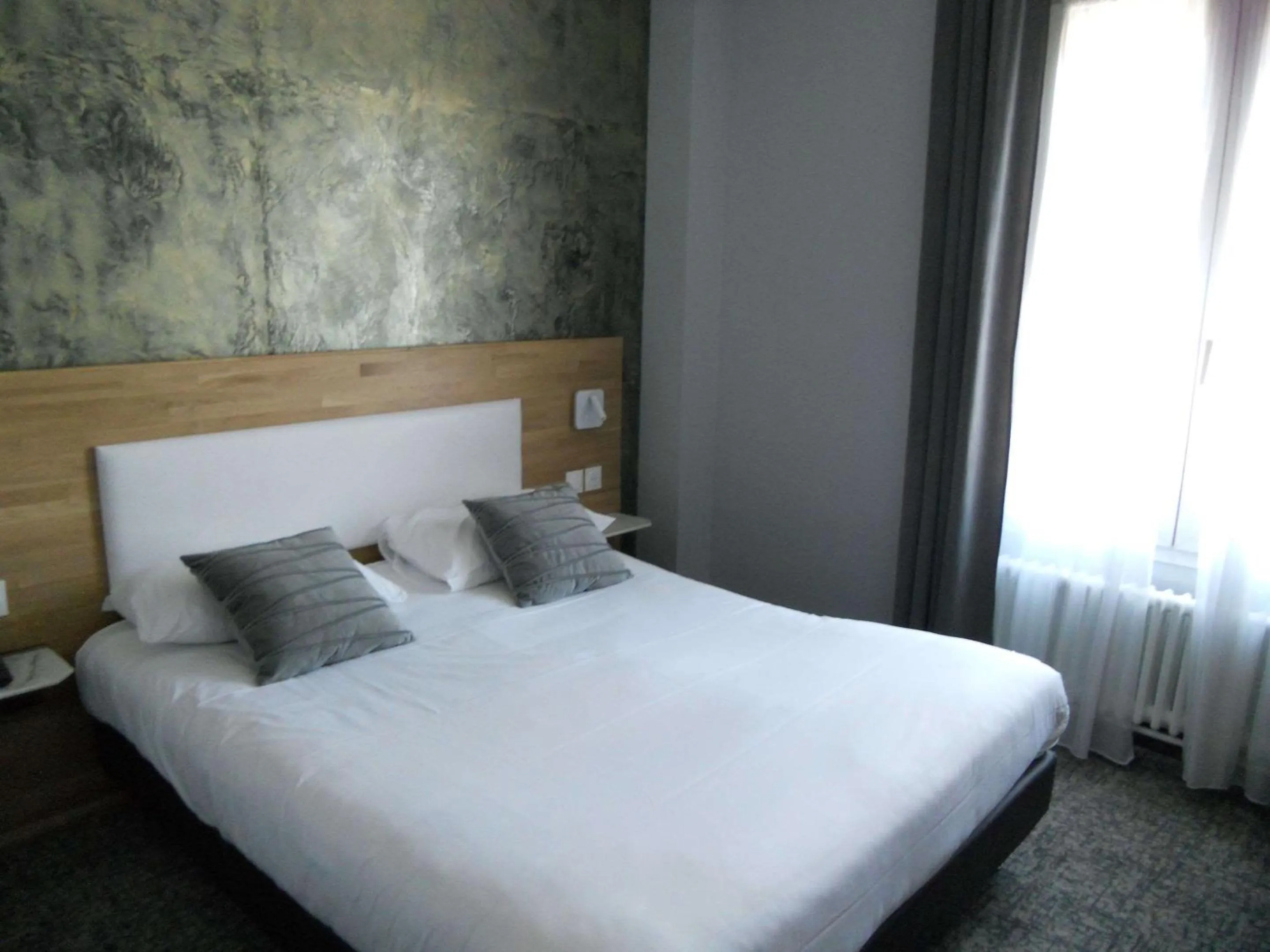 Bed in Brit Hotel Privilège Le Royal - Centre Gare