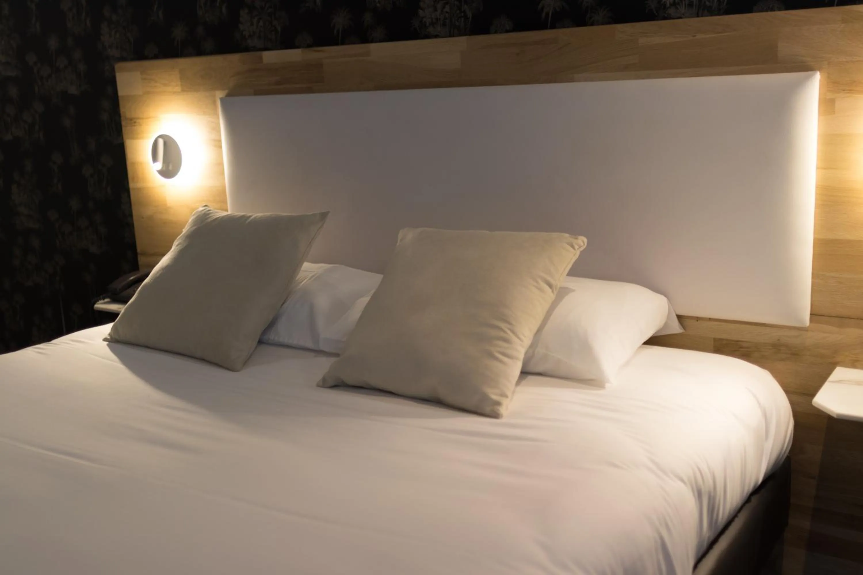 Bed in Brit Hotel Privilège Le Royal - Centre Gare