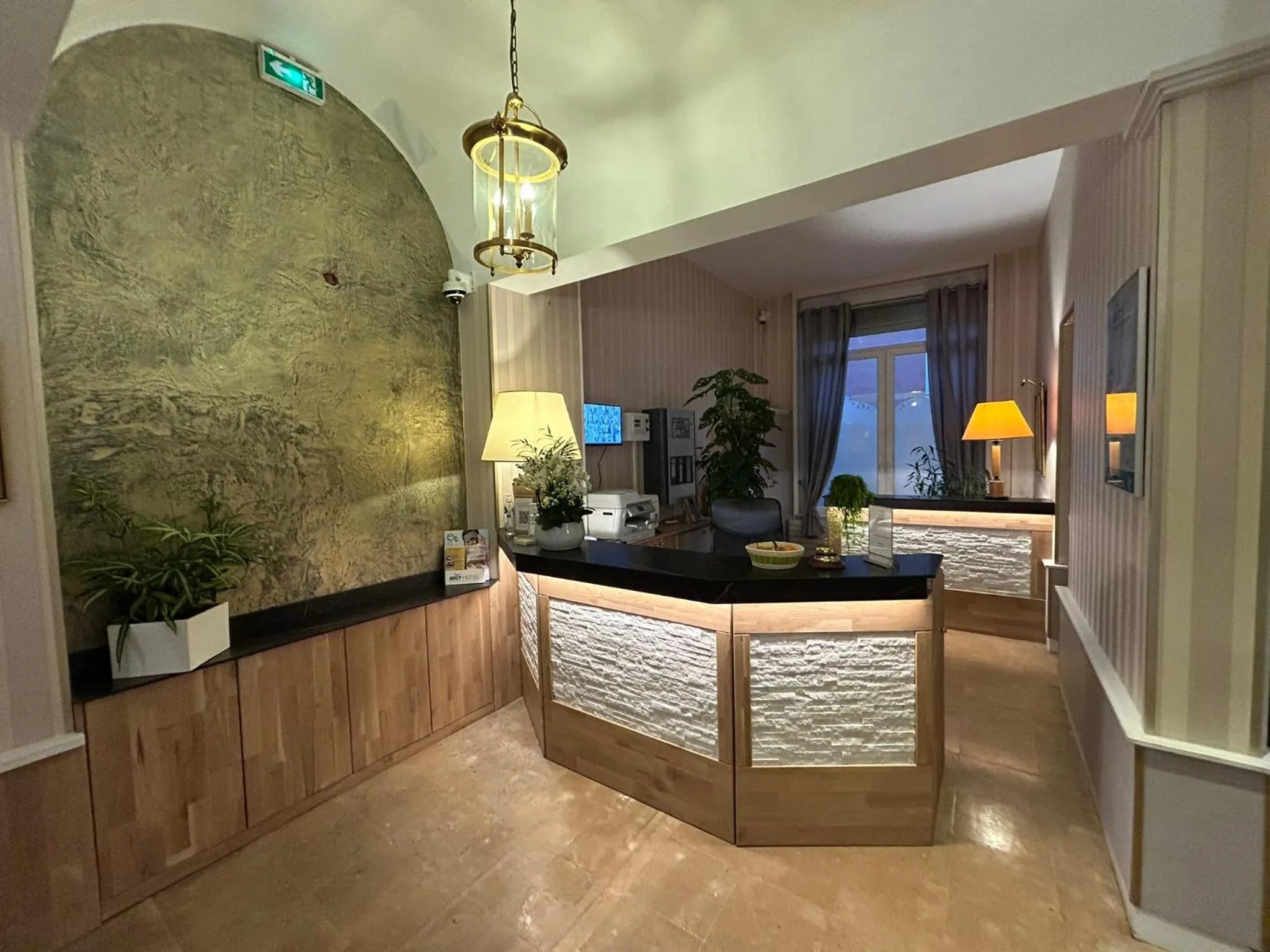 Lobby or reception in Brit Hotel Privilège Le Royal - Centre Gare