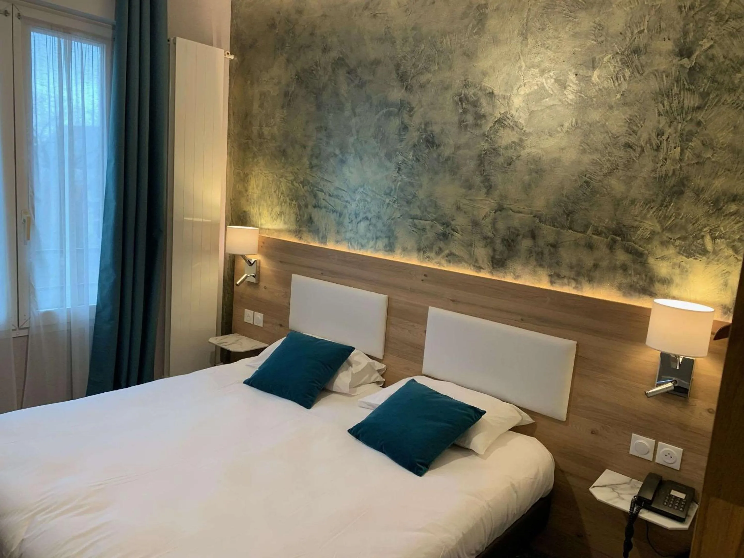 Bed in Brit Hotel Privilège Le Royal - Centre Gare