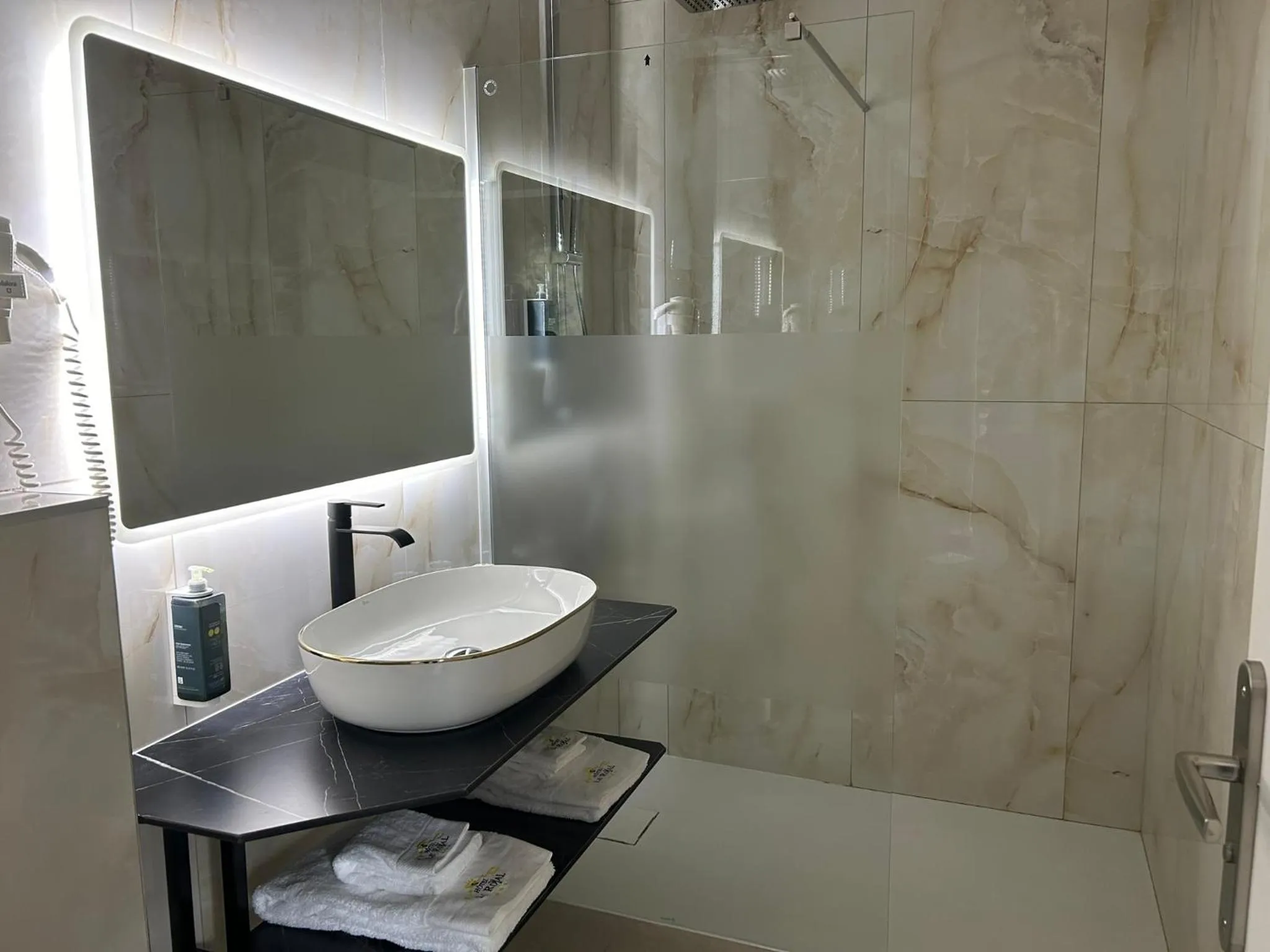 Bathroom in Brit Hotel Privilège Le Royal - Centre Gare