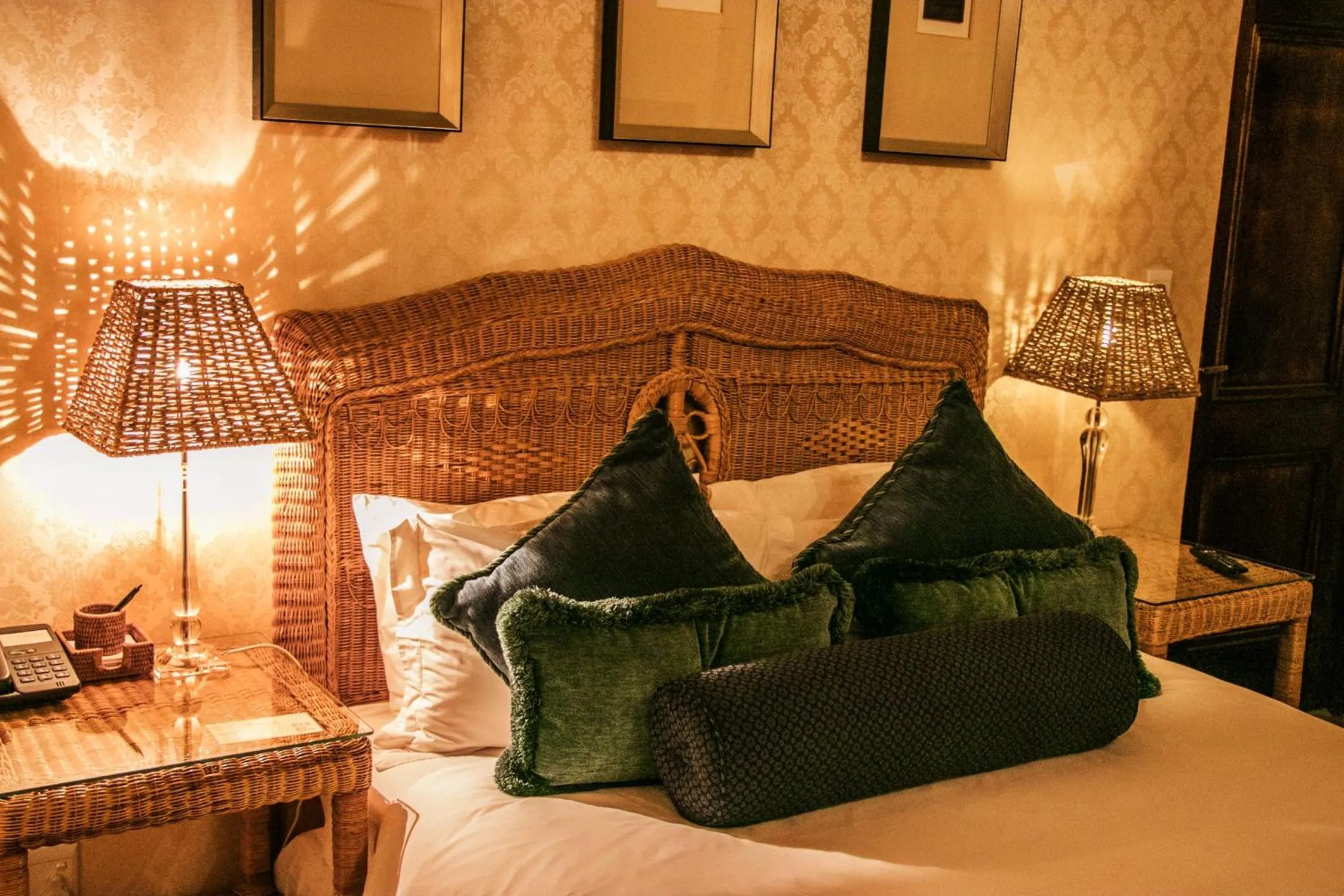 Living room, Bed in Lourie Lodge