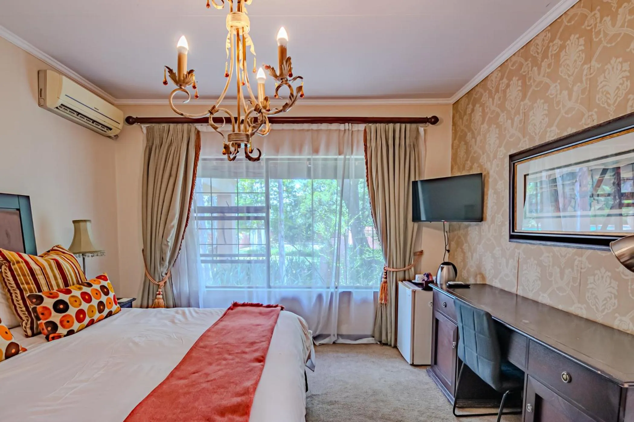 Communal lounge/ TV room, Bed in Lourie Lodge