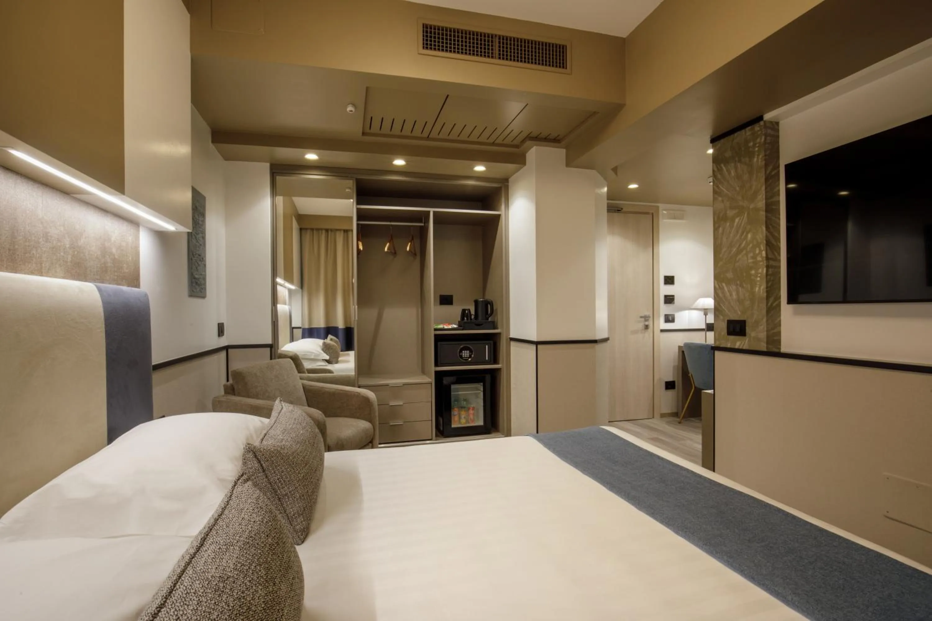 Photo of the whole room, Bed in Hotel Domidea