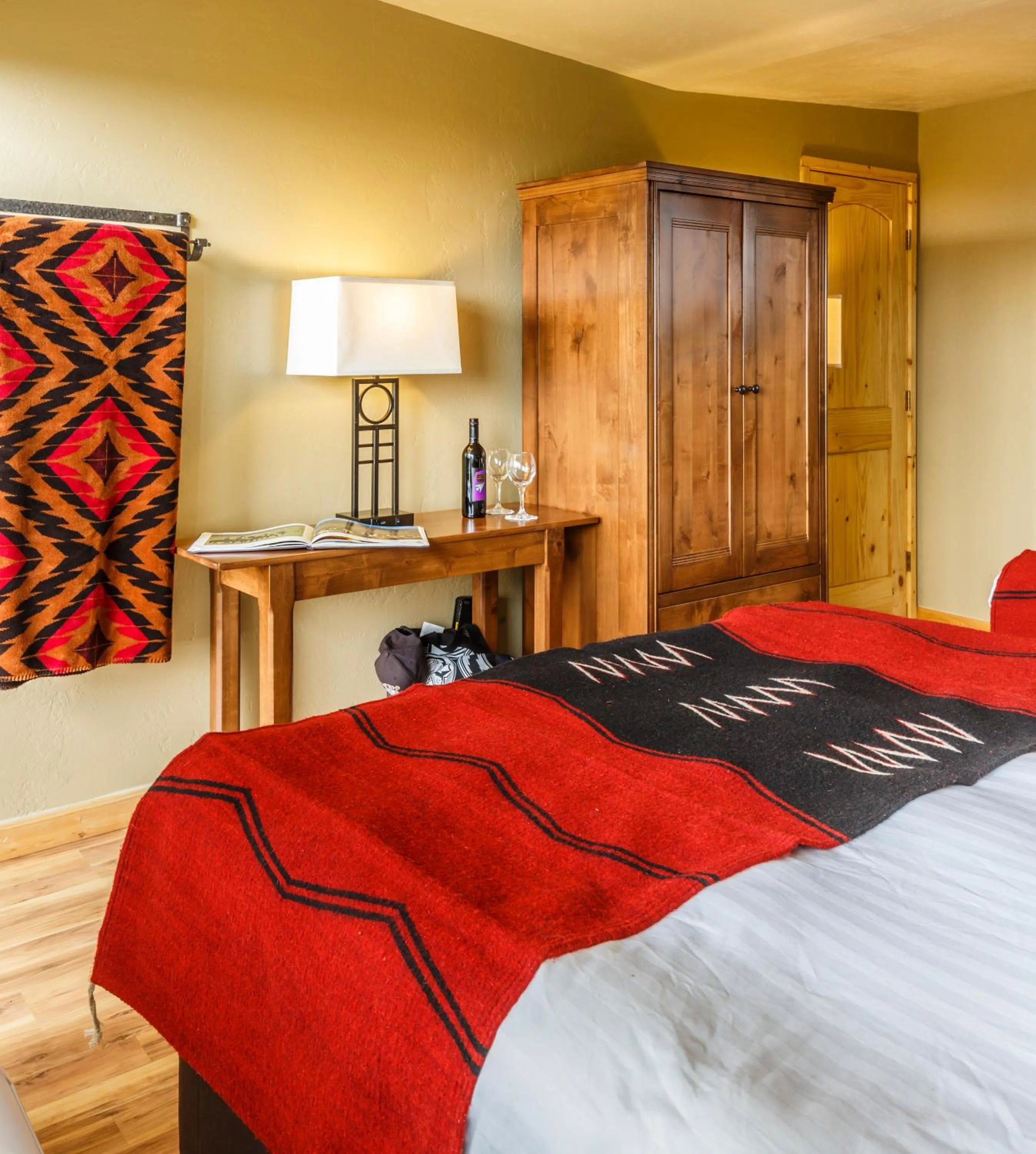 Photo of the whole room, Bed in Far View Lodge