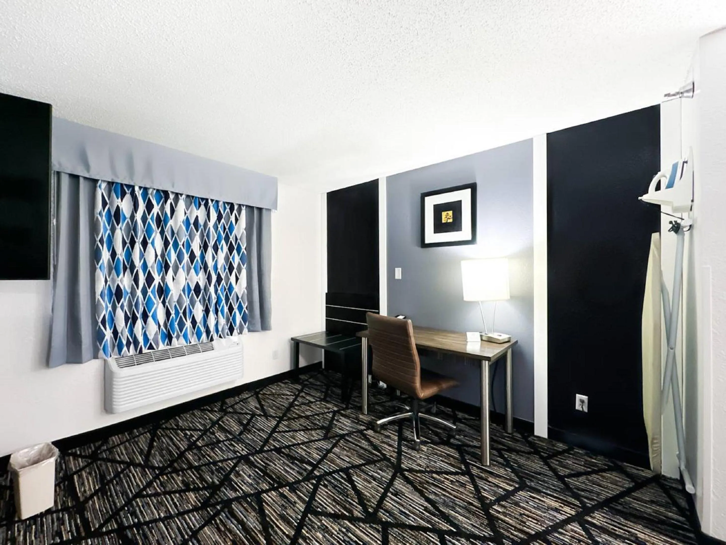 Bed in Blaine Town Inn & Suites