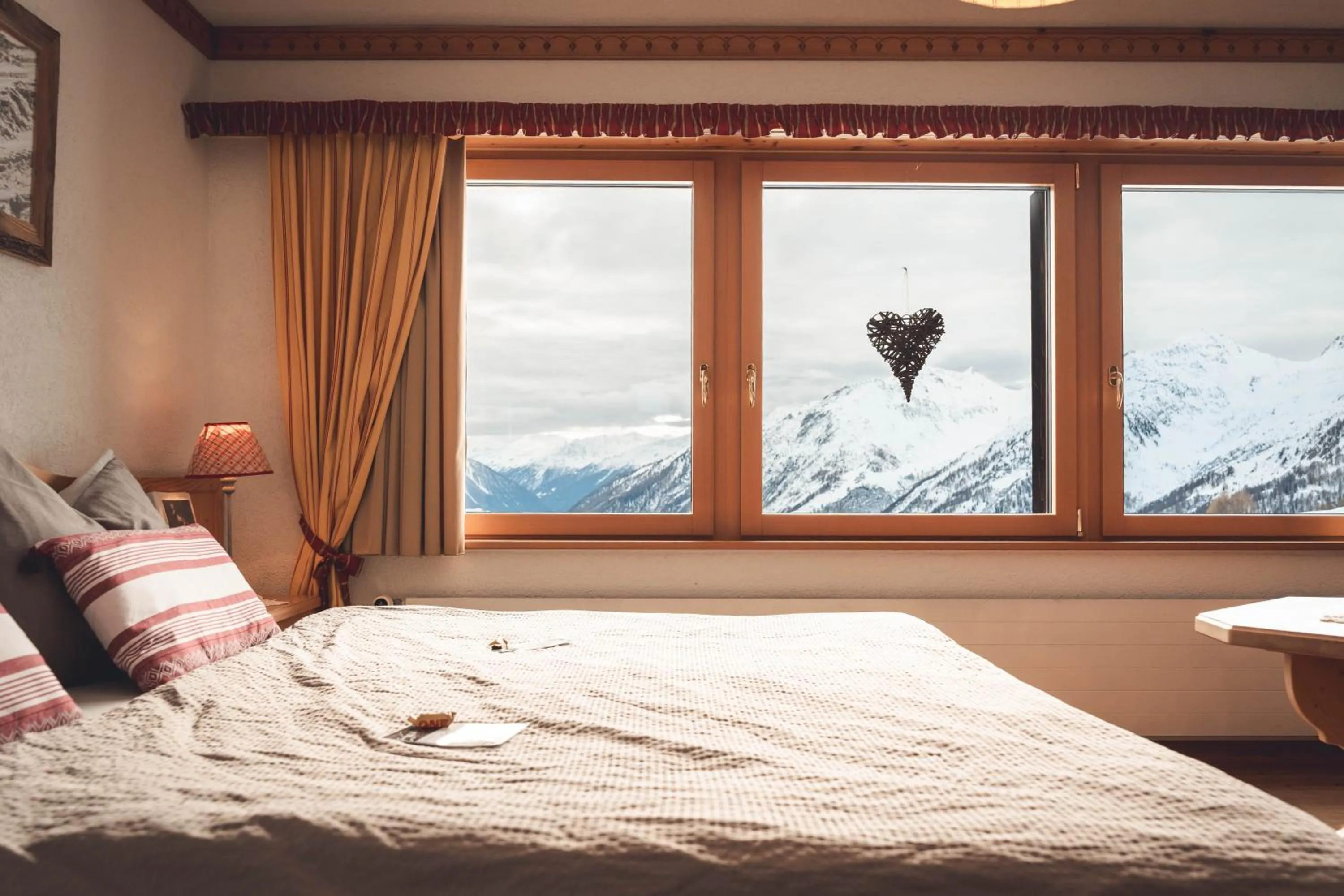 Bed in Alpenhotel zur Wildi Lauchernalp