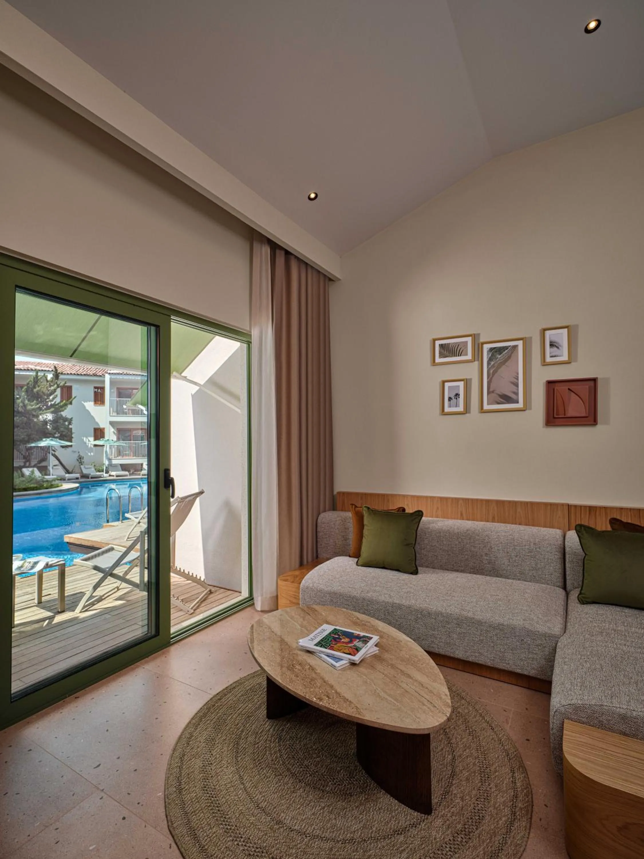 Seating area in Paloma Grida