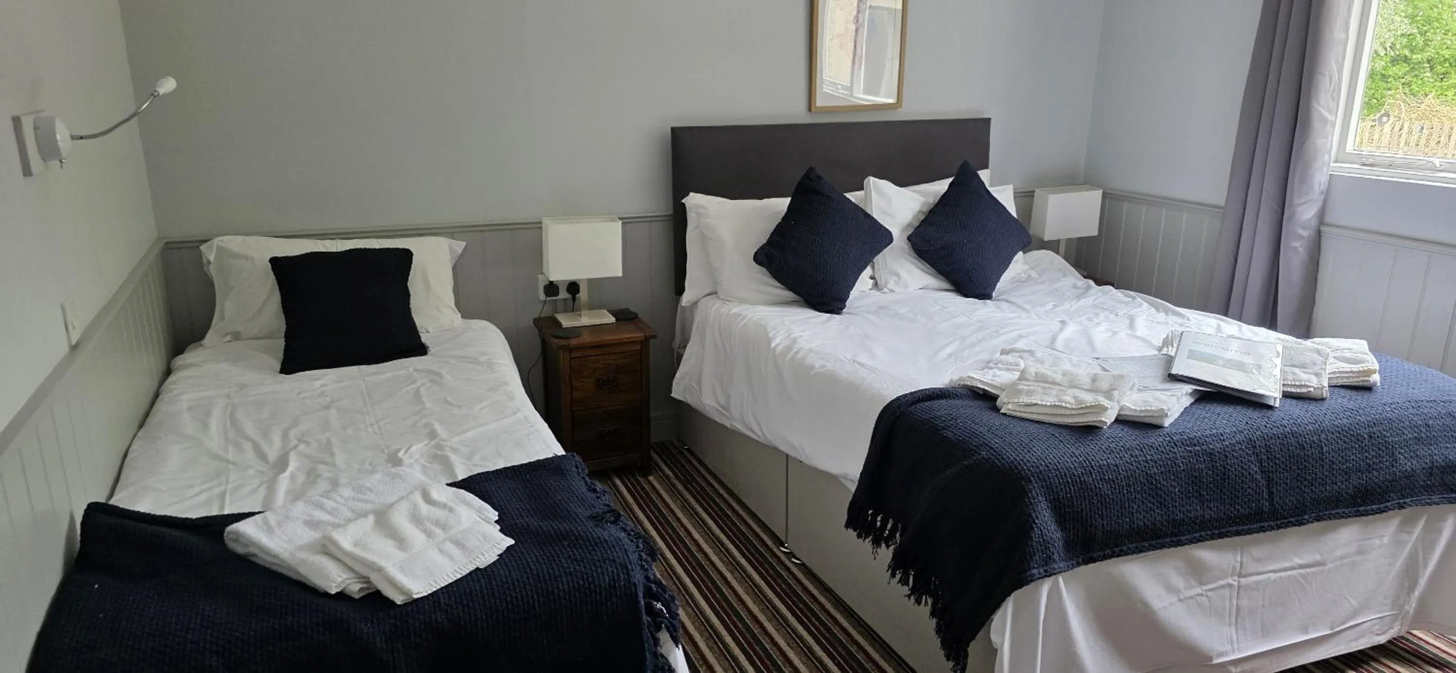 Bedroom, Bed in The Benett Arms