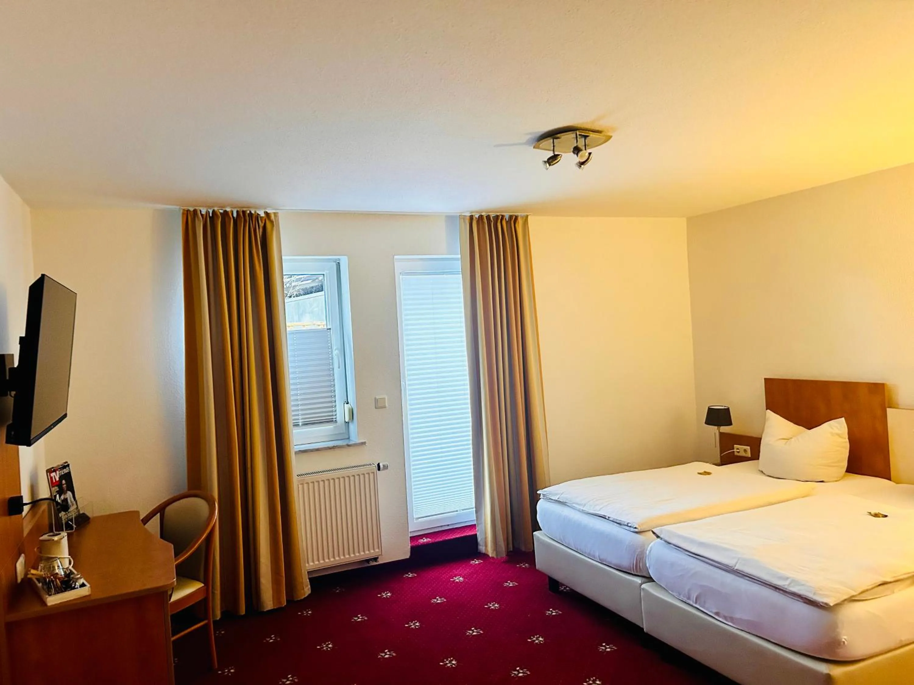 Photo of the whole room, Bed in tauwerk Hotel