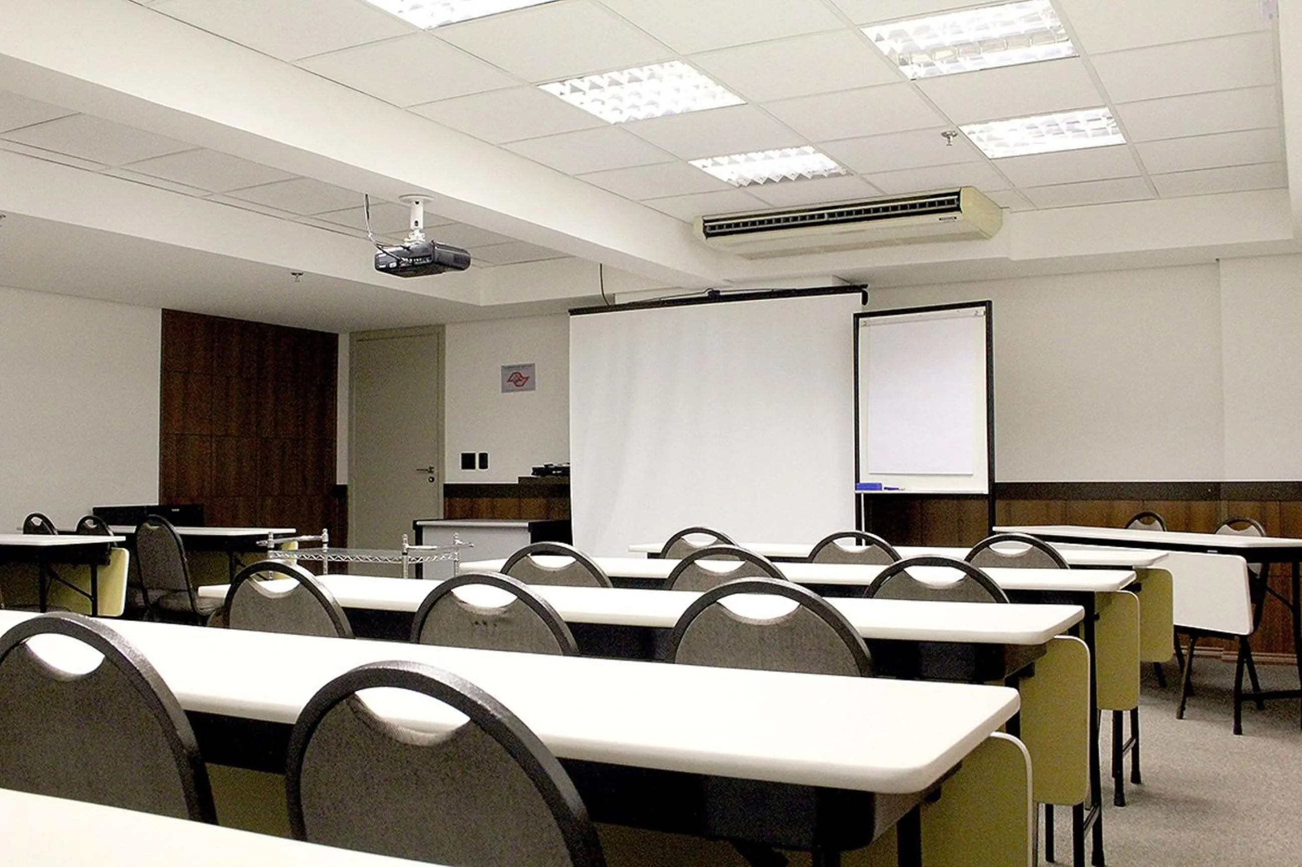 Business facilities in Hotel Golden Park Campinas Cambuí By Nacional Inn