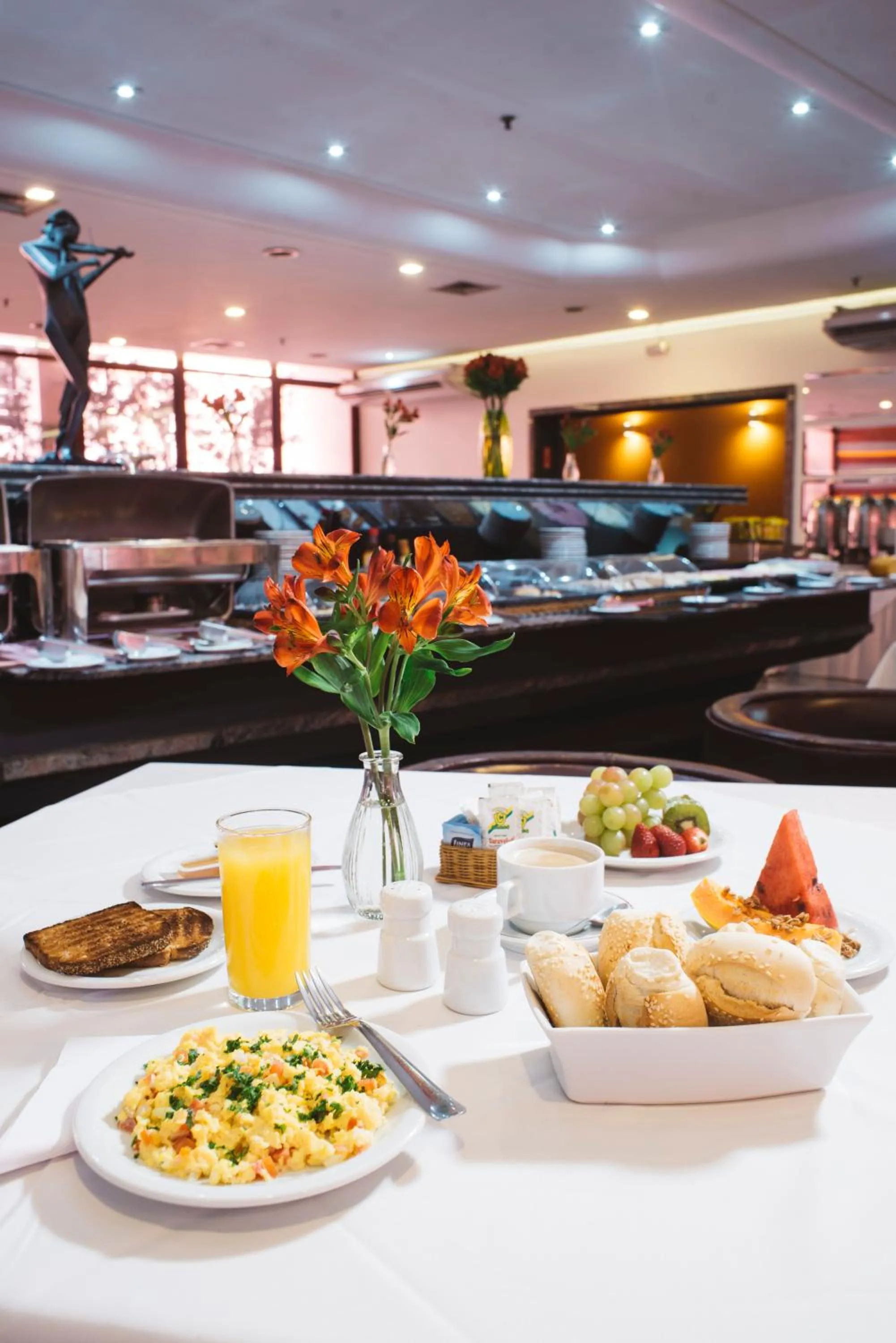 Restaurant/places to eat in Hotel Golden Park Campinas Cambuí By Nacional Inn