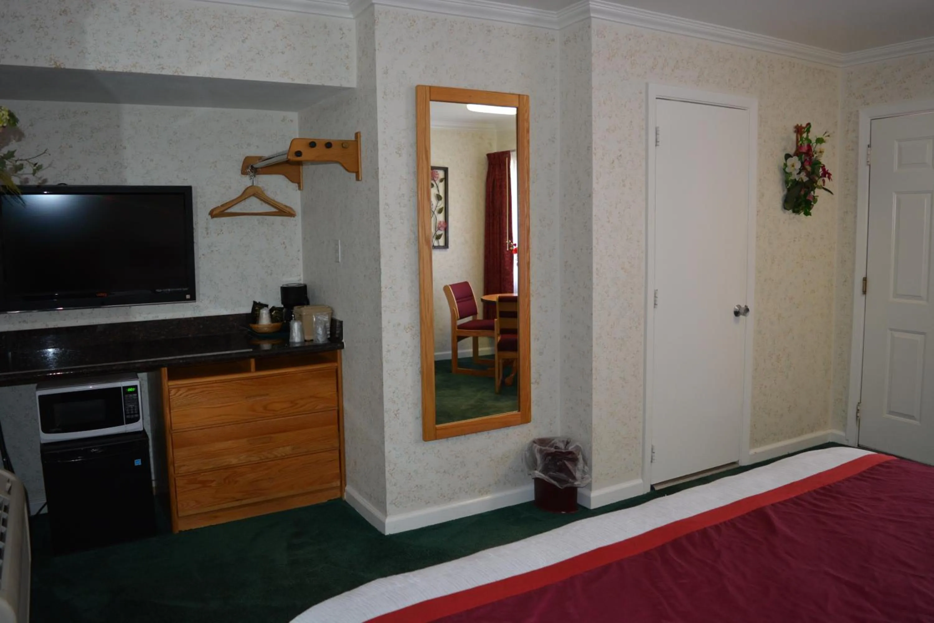 Photo of the whole room, Bed in Travelers Inn