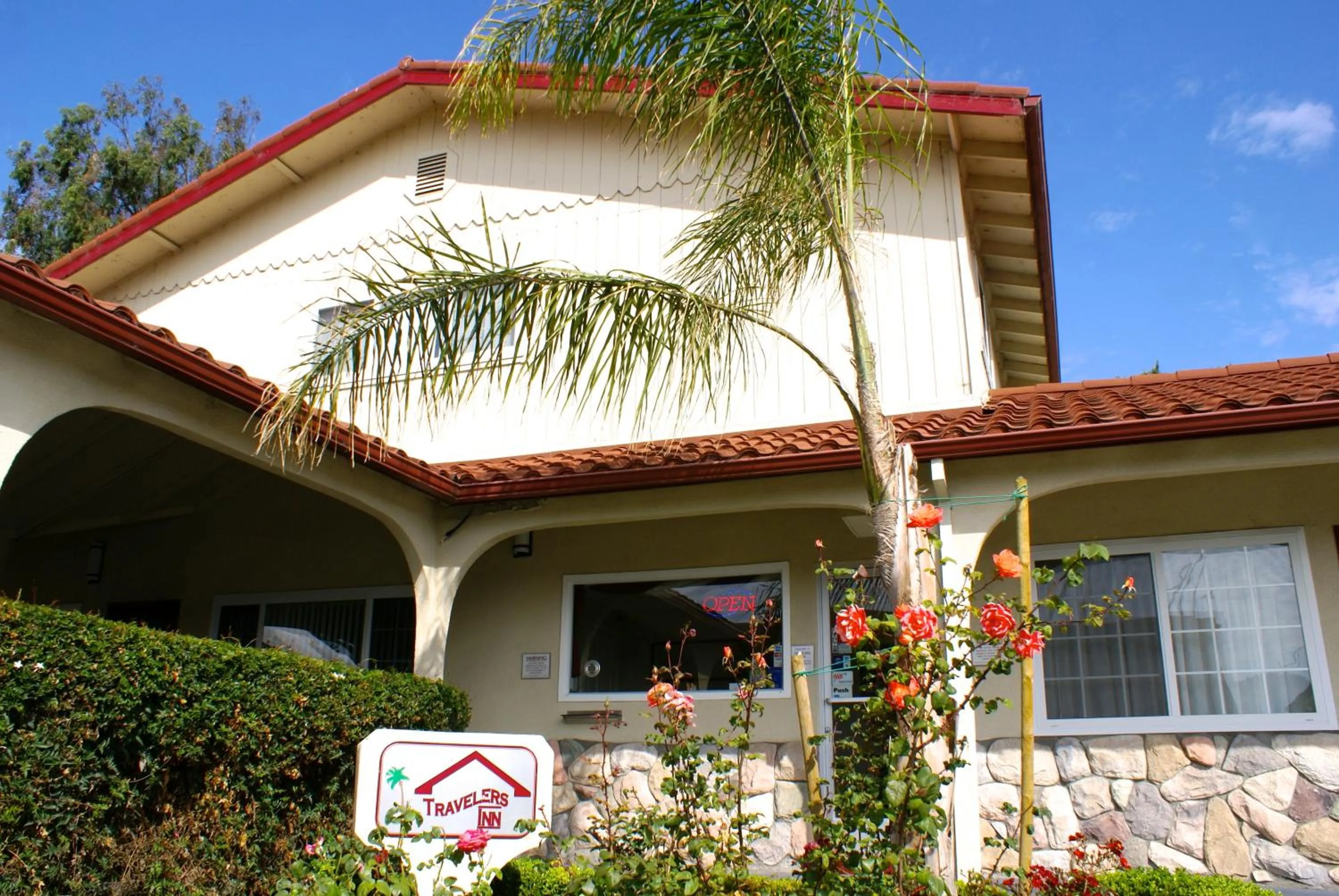 Facade/entrance in Travelers Inn