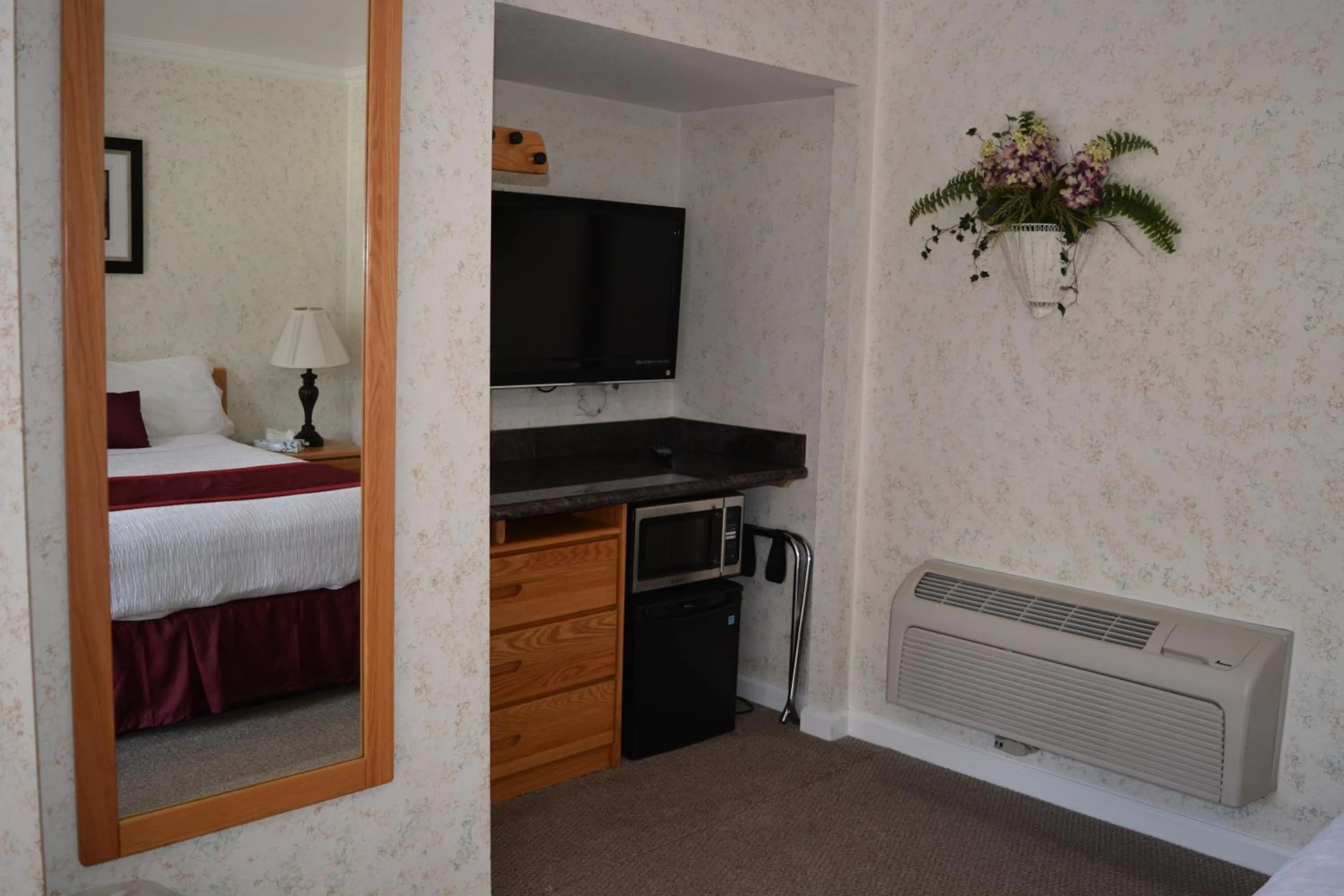 Photo of the whole room, Bed in Travelers Inn